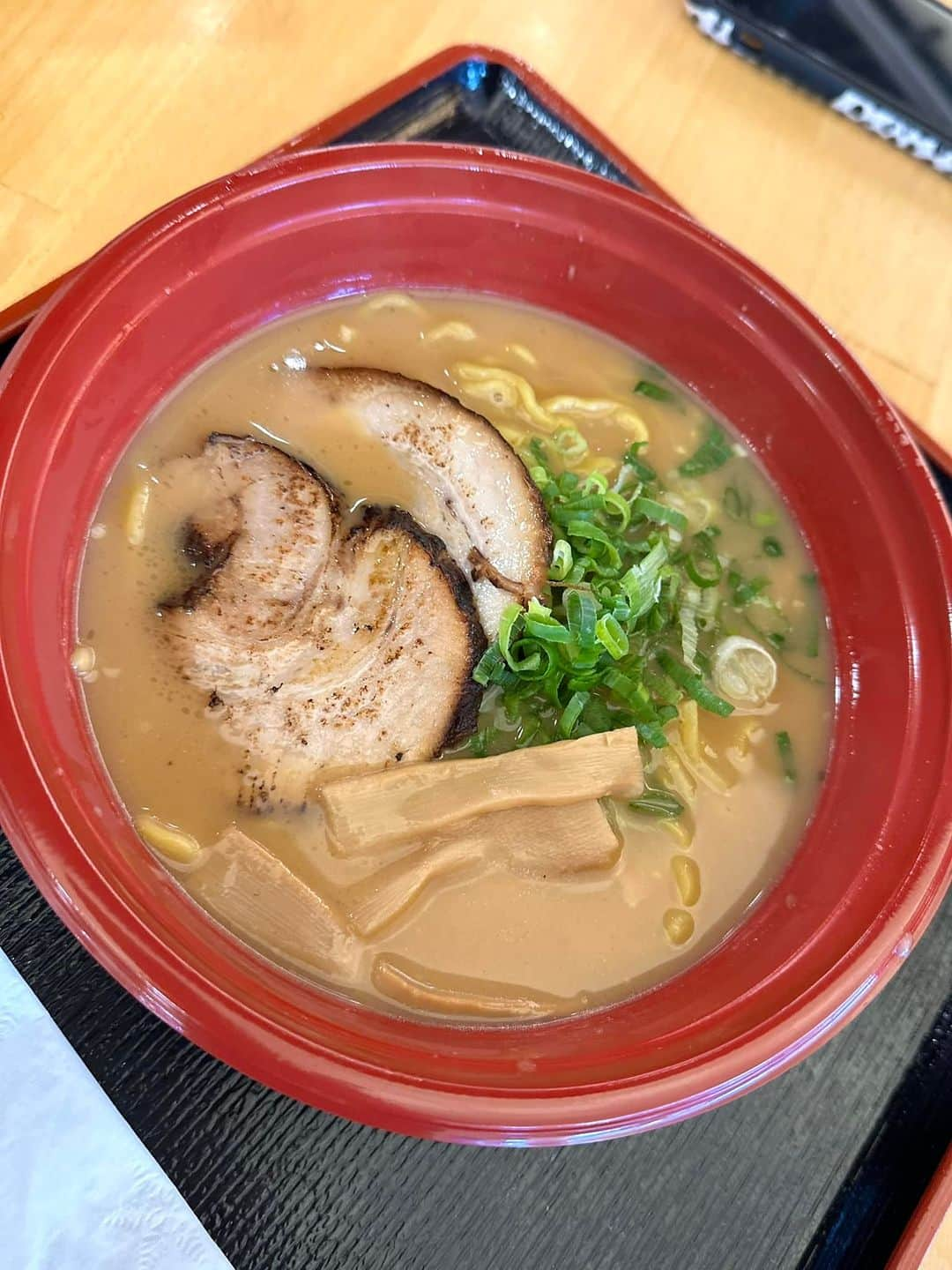 つんく♂のインスタグラム：「ハワイで食べる札幌味噌ラーメン！ 10ドルってハワイでお得感しかない！！　  #2週間で入れ替わる #ワイキキMitsuwa北海道ラーメンフェア #ラーメン #北海道 #Mitsuwa #ワイキキ」