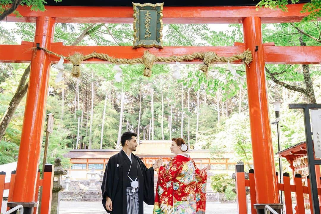 和婚スタイルさんのインスタグラム写真 - (和婚スタイルInstagram)「Beautiful Japanese style wedding at Oharano Shrine in Kyoto  Produce by Wakon Style Japan⛩ http://www.wakon-style.jp   #神社挙式 #白無垢 #Shintowedding #japanesetraditionalwedding #shiromuku #shrine #temple #weddingceremonyatJapan #kyotowedding #lgbtq #wakonstyle #buddhistwedding #destinationwedding #weddingphotography #happiestmoment #redtriigate #tokyo #fukuoka #kyoto #kimono #bride #weddingreception #shinto #japantrip #mtfuji #bride’shairstyle #thailand #colouredkimono #色打掛 #大原野神社  #和婚スタイル福岡」6月8日 14時07分 - wakonstyle