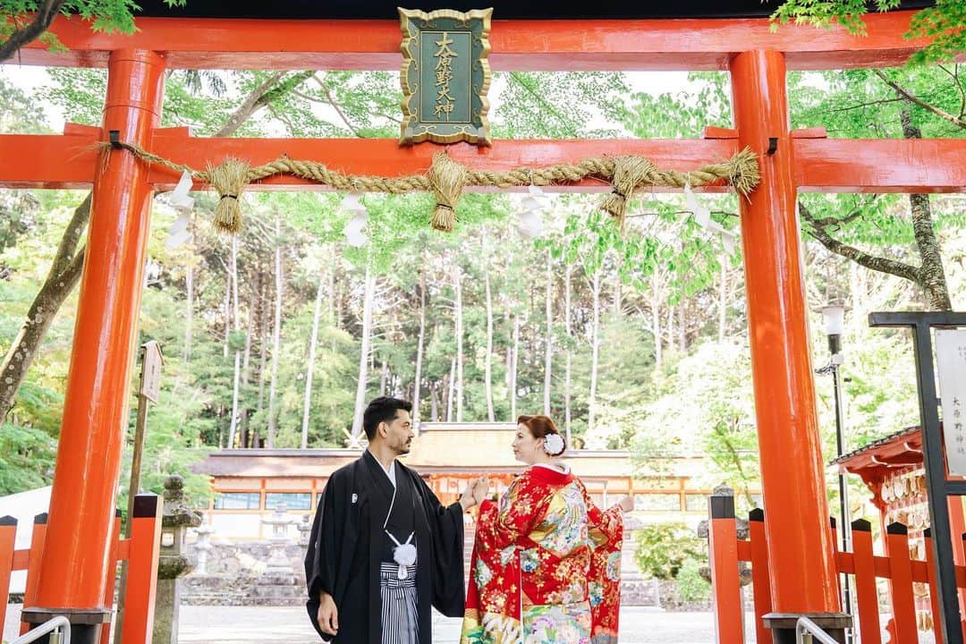 和婚スタイルのインスタグラム：「Beautiful Japanese style wedding at Oharano Shrine in Kyoto  Produce by Wakon Style Japan⛩ http://www.wakon-style.jp   #神社挙式 #白無垢 #Shintowedding #japanesetraditionalwedding #shiromuku #shrine #temple #weddingceremonyatJapan #kyotowedding #lgbtq #wakonstyle #buddhistwedding #destinationwedding #weddingphotography #happiestmoment #redtriigate #tokyo #fukuoka #kyoto #kimono #bride #weddingreception #shinto #japantrip #mtfuji #bride’shairstyle #thailand #colouredkimono #色打掛 #大原野神社  #和婚スタイル福岡」
