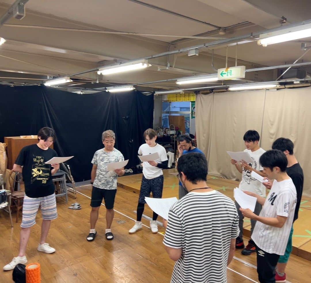 松谷優輝のインスタグラム：「ショーGEKI夏祭り公演  ダンパチ稽古、ネタも揃いつつあり、みんなで話し合いながら本読み  #ショーgeki  #ダンパチ  #舞台」