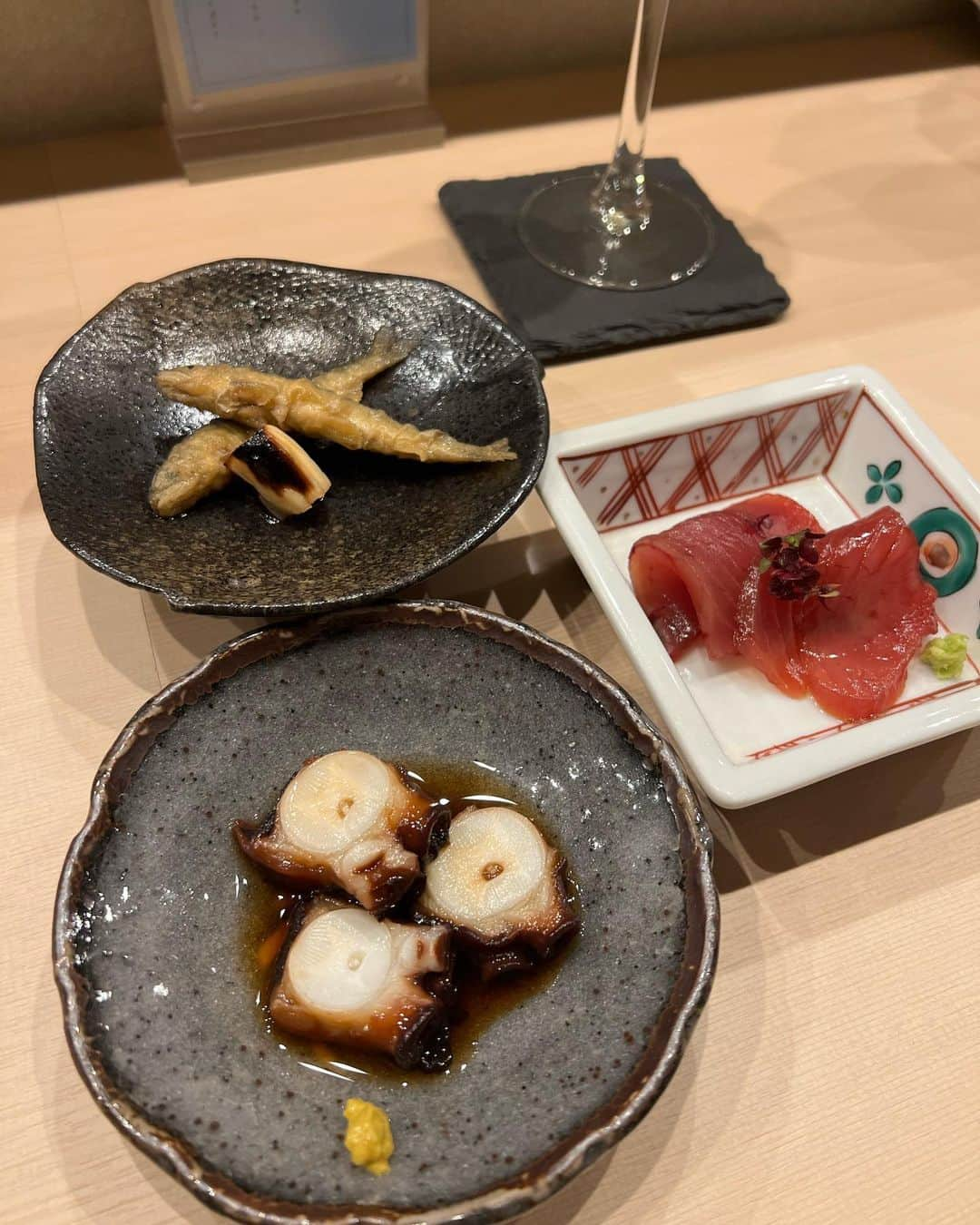 ImotoEtsuyo さんのインスタグラム写真 - (ImotoEtsuyo Instagram)「@sushiumiji  ・ 創業33年の老舗和食割烹 “ぎんざ山路”が新たにオープンした 【寿司海路】。　　 ・ ・ お寿司は、 一貫から注文可能。　 ・ 麻布十番で リーズナブルにお鮨が 頂けます。 ・  この日のワンピースは @shein_japan @sheinofficial のもの。  SHEIN Modely 花柄  ジップバック スクエアネック ドレス  立体な柄、しっかりした生地、 ウエスト位置が少し高めなので 足長効果もあるワンピース  検索番号は ↓↓↓↓ 14351238  私は Sサイズを着用しています。  こちらの商品が 割引になります！  割引になる 割引クーポン番号：bisuhada  割引率：　お買い上げ金額1～5,999円まではセール価格より15%OFF、 6,000円以上は20%OFFが適用されます！ 利用期限：〜6月末日  ・  @shein_japan @sheinofficial #SHEIN #SHEINforAll #ad #fashion  #ドレス #dress  #ワンピース #コーデ  #きれいめコーデ  #美シルエット  #アラフィフコーデ ・ ・ @sushiumiji  #鮨 #寿司 #麻布十番グルメ  #麻布十番お鮨  #麻布十番鮨  #sushi  #東京グルメ  #gourmet  #champagne」6月8日 14時22分 - bisuhada