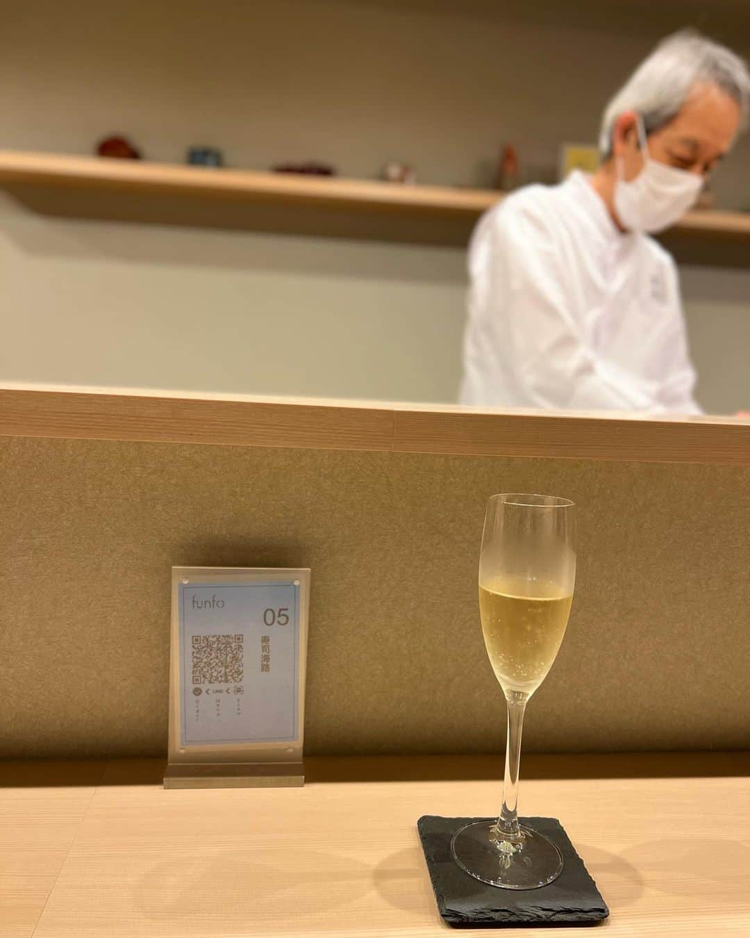 ImotoEtsuyo さんのインスタグラム写真 - (ImotoEtsuyo Instagram)「@sushiumiji  ・ 創業33年の老舗和食割烹 “ぎんざ山路”が新たにオープンした 【寿司海路】。　　 ・ ・ お寿司は、 一貫から注文可能。　 ・ 麻布十番で リーズナブルにお鮨が 頂けます。 ・  この日のワンピースは @shein_japan @sheinofficial のもの。  SHEIN Modely 花柄  ジップバック スクエアネック ドレス  立体な柄、しっかりした生地、 ウエスト位置が少し高めなので 足長効果もあるワンピース  検索番号は ↓↓↓↓ 14351238  私は Sサイズを着用しています。  こちらの商品が 割引になります！  割引になる 割引クーポン番号：bisuhada  割引率：　お買い上げ金額1～5,999円まではセール価格より15%OFF、 6,000円以上は20%OFFが適用されます！ 利用期限：〜6月末日  ・  @shein_japan @sheinofficial #SHEIN #SHEINforAll #ad #fashion  #ドレス #dress  #ワンピース #コーデ  #きれいめコーデ  #美シルエット  #アラフィフコーデ ・ ・ @sushiumiji  #鮨 #寿司 #麻布十番グルメ  #麻布十番お鮨  #麻布十番鮨  #sushi  #東京グルメ  #gourmet  #champagne」6月8日 14時22分 - bisuhada