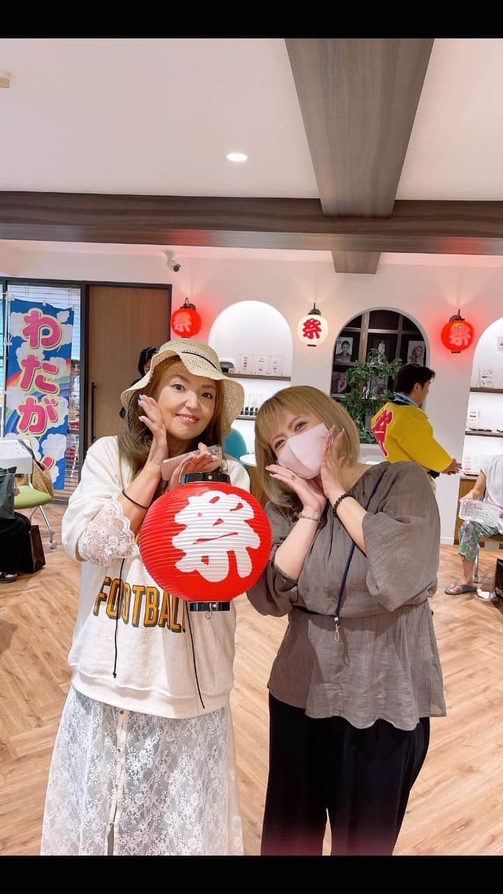 agehaのインスタグラム：「夏祭りの思い出♡  #agehagel  #6周年夏祭り   たくさんタグ付け投稿 いつもありがとうございます♡  ネイルラボ社員のみなさんが 本当に素晴らしく準備してくれて 楽しいお祭りを私も一緒に楽しめました❤️  レトロなお祭り感と、 原宿っぽいわたあめ❤️  射的は私、、 センスないみたい。。（笑） 駄菓子もたくさん買ったけど 足りなくて何回も追加してもらいました（笑）😫😭  ラムネも何年ぶりだろうと言う感じ❤️  ネイリストになって、 夏休みや夏祭りには 行けなかったから とても楽しいお祭りでした❤️  6周年夏祭り 本当にありがとうございました❤️」