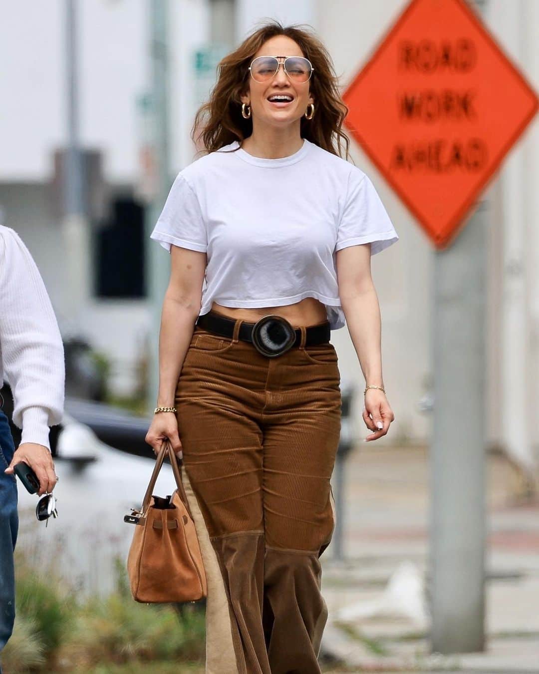 Just Jaredさんのインスタグラム写真 - (Just JaredInstagram)「Jennifer Lopez rocks a pair of chic three-tone corduroy bell bottoms as she continues furniture shopping for her new home in LA #JenniferLopez Photos: Backgrid」6月8日 14時21分 - justjared
