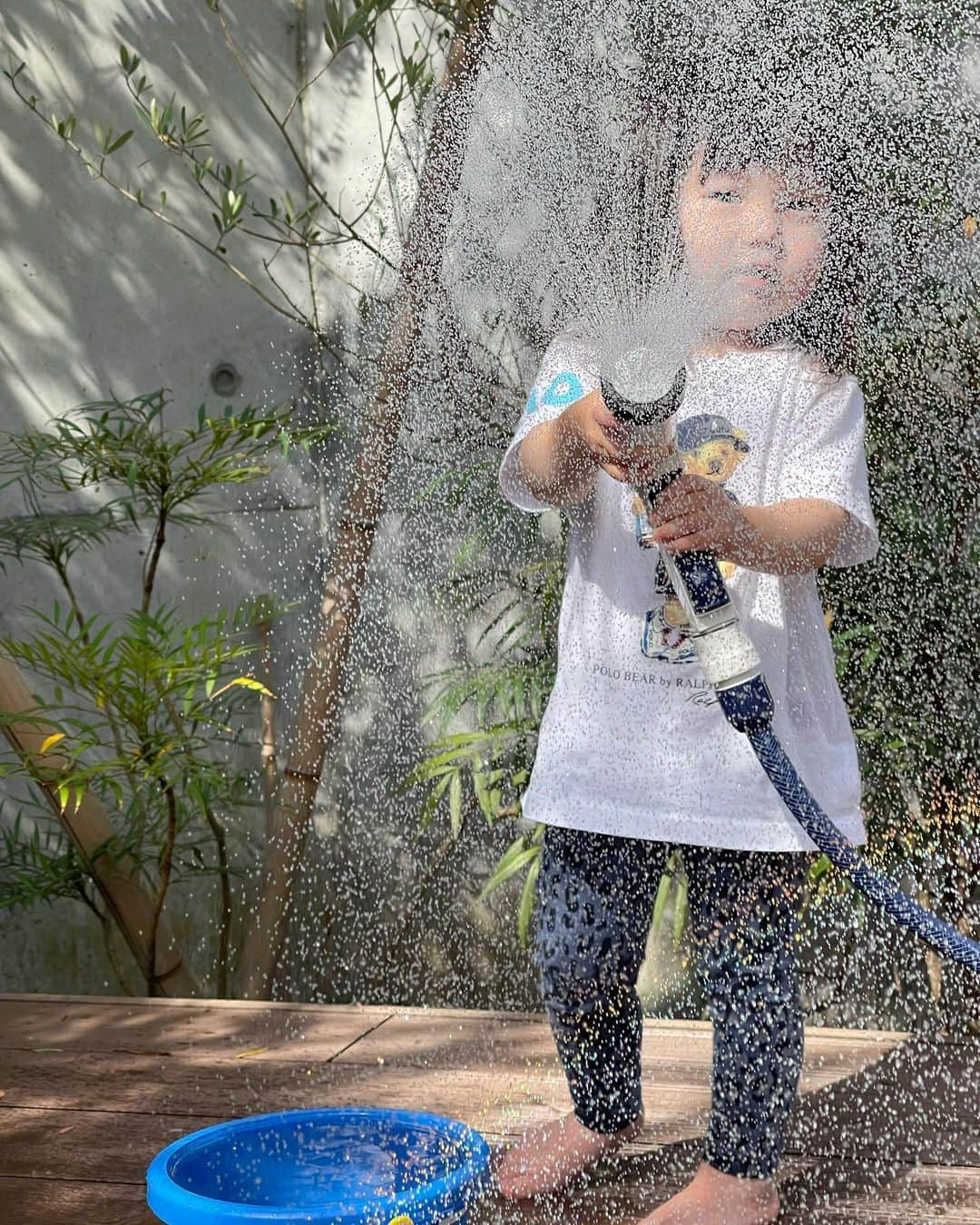 杉山愛のインスタグラム：「気温もだいぶ高くなってきたので☀️ 最近はお家で水遊び💦  公園に行っても 結局砂では遊ばず😅 水道の所に行って💦 3分後にはビシャビシャになるので😅 とうとう家での水遊びに切り替えました🤣  何をするにも全力投球✨ 子どものエネルギーって…凄い😅  #子育て #子育て日記 #最近のマイブーム  #こどものブーム #子どものいる暮らし  #みずあそび」