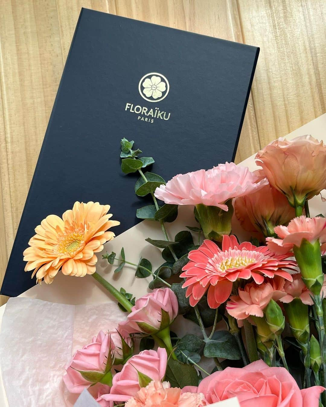 イ・イェリムさんのインスタグラム写真 - (イ・イェリムInstagram)「#floraïku 💐🩷 칭구한테 생소한 향수 선물받았따.(*˘◡˘*) 내 원픽은 sleeping on the roof !!」6月8日 14時25分 - ye._.rrim