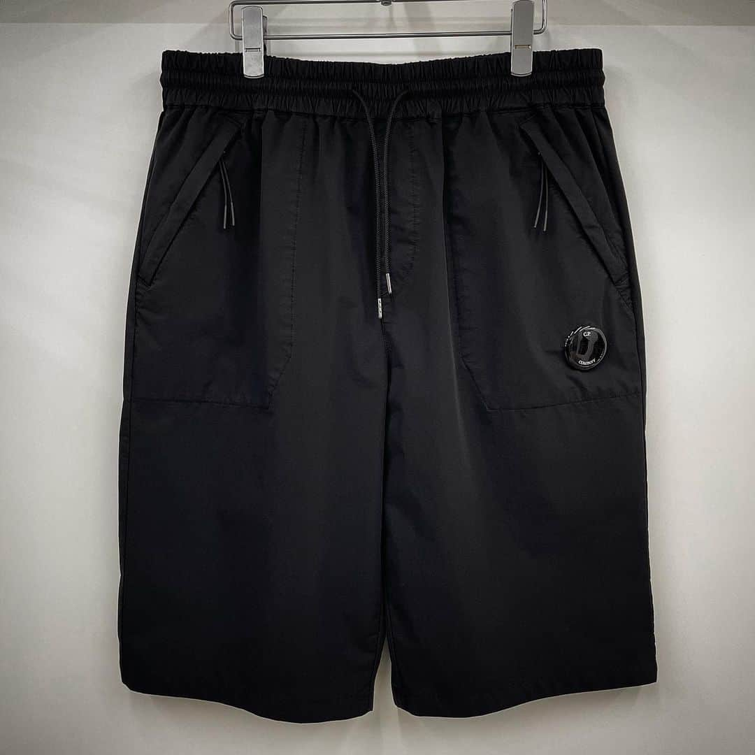 エリミネイターさんのインスタグラム写真 - (エリミネイターInstagram)「SS23 C.P. COMPANY has arrived at ELIMINATOR store & online. . ▪︎DYSHELL SHORTS  Color : BLACK  Price : ¥35,200 ( inc. tax ) . C.P. COMPANYは、グラフィックデザイナーであったMASSIMO OSTI ( マッシモ・オスティ ) によって1971年にイタリア・ボローニャにて創設されたブランドです。 . 本アイテムはレングスがやや長めに設計されており、リラックス感のある都会的なシルエットが気に入り買い付けてきました。そして使用されているDYSHELLという生地は、C.P. COMPANYによって新たに開発された生地です。伸縮性のあるナイロン糸をベースに織り上げられており独特のテクスチャー感が特徴です。縦糸と横糸の両方に伸縮する繊維を用いる事で多方向にストレッチするように仕上げ、ストレスの無い快適な履き心地を与えてくれます。ライトウェイトな生地なので春夏シーズンにおいてとても利便性の高いファブリックと言えますね。尚、裏地は付いておりません。同商品は漏れなく製品縫製後にガーメントダイ ( 染色加工 ) を施してあります。左側のポケットにはアイコニックなC.P. COMPANYのレンズディテールを装着。ウエストはゴム+ドローコードでサイズ調整していただく事が可能。同ブランドが得意とするカーゴポケットは本商品には付いておりませんが、シンプルながらもスポーティー感のあるショーツに仕上がっています。 . #cpcompany #casuals #uk #football #massimoosti #paulharvey #gogglejacket #stoneisland #culture #youthculture #function #sportwear #ss23 #ss23collection #23ss #eliminator #tokyo #daikanyama #menswear #mensfashion #mensselectshop #streetfashion #streetstyle #street #urbanwear #instastyle」6月8日 14時32分 - eliminator_tokyo