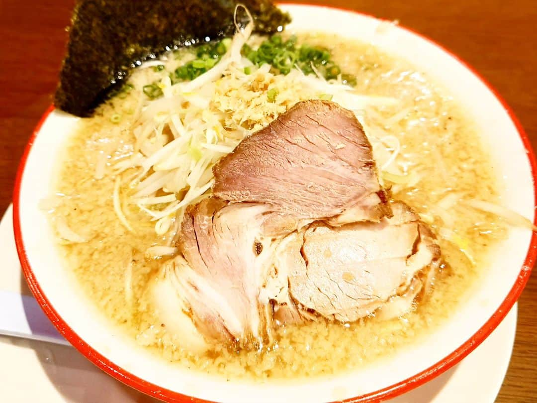 伊勢みずほさんのインスタグラム写真 - (伊勢みずほInstagram)「珍しくねねアナが麻婆麺！麻婆麺！て言うから、お仕事終わりに３人でラーメン屋さんへ🍜✨  ３人ともよく食べました。中でも一番良く食べたのは三浦アナ👏気持ちのいい食べっぷり！あっぱれ！  最初、若い二人は恋話でもするのかな？って思ってたら、ガッチリ仕事の話😮とても真面目にアナウンス業に取り組んでいて偉いなぁと感心しました🍀  全く違うキャラの二人。 水曜見ナイトでじっくりご覧ください🤭次回の放送は来週14日です📺  @bsn_minight  リールにも力を入れていくので ぜひ見ナイトもフォローお願いいたします🙏🩷  #水曜見ナイト　#bsn  #水曜見ナイトのtwitterもあるよ #行貝寧々 #三浦萌 #伊勢みずほ #女子アナ　#女性アナウンサー #アナウンサー　 #麻婆麺　#たまるや さん #新潟ラーメン　#麺活 #背脂ラーメン　#給油 #人気店　#美味しかったぁ🤤」6月8日 14時34分 - isemizuhoo