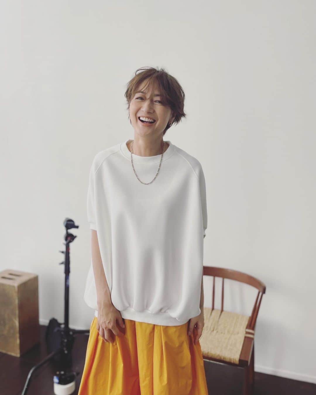 のインスタグラム：「COGTHEBIGSMOKE✖️富岡佳子 Tシャツを2年ぶりにエクラプレミアムにてコラボさせていただきました！ @eclat.magazine  一枚でスタイリングが完成するコクーンTシャツです 地厚な生地なので透けは気にならず、しかもシアー感のあるインナーとレイヤードすると初秋までお召しいただけると思います。 ホワイト、ネイビー、ブラックのベーシックな３色展開です。 是非、チェックしてみてくださいね♡」