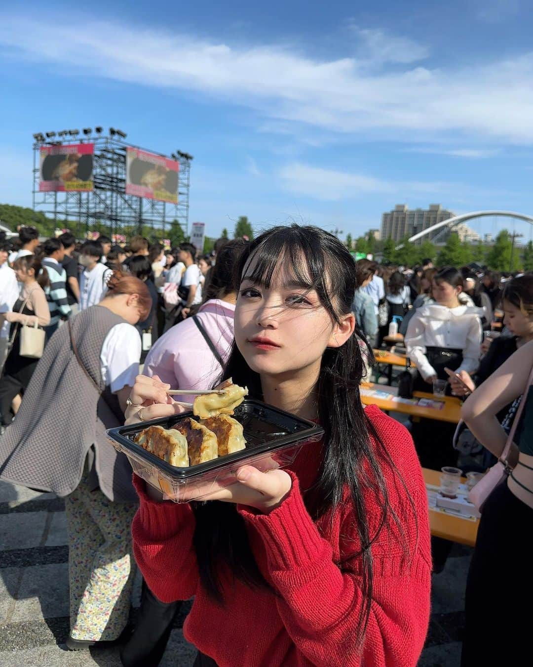 田中梨瑚のインスタグラム：「・  食べる系のフェスハシゴした日🥟🍖🍻  天気よすぎて頭皮焼けた🤯  ・  #クラフト餃子フェス  #肉フェス  #オクトーバーフェスト」