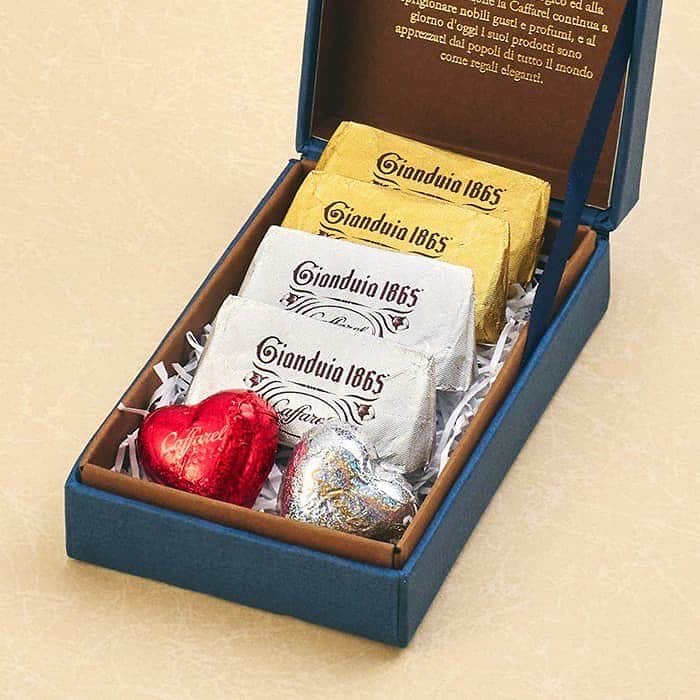 カファレルチョコレートさんのインスタグラム写真 - (カファレルチョコレートInstagram)「.  もうすぐ父の日👔✨ プレゼントにおすすめのチョコレートをご紹介します！  【レガロ・ブルー】 上品なブルーカラーの小箱に、ジャンドゥーヤチョコレートを計6粒をアソート。 ビターチョコとミルクチョコ、どちらも楽しめる、 プレゼントにおすすめの高級感のあるギフトボックスです🎁  ジャンドゥーヤチョコレートとはヘーゼルナッツの含有率が28％と非常に高く、 柔らかく滑らかな舌触りが特徴です。 1865年に誕生してから長く愛され続けているジャンドゥーヤチョコレート ぜひお楽しみください！  #caffarel #カファレル #chocolate #チョコレート #ごほうびスイーツ #贅沢スイーツ #自分へのご褒美 #父の日 #父の日プレゼント #父の日ギフト」6月8日 14時37分 - caffarel_hy