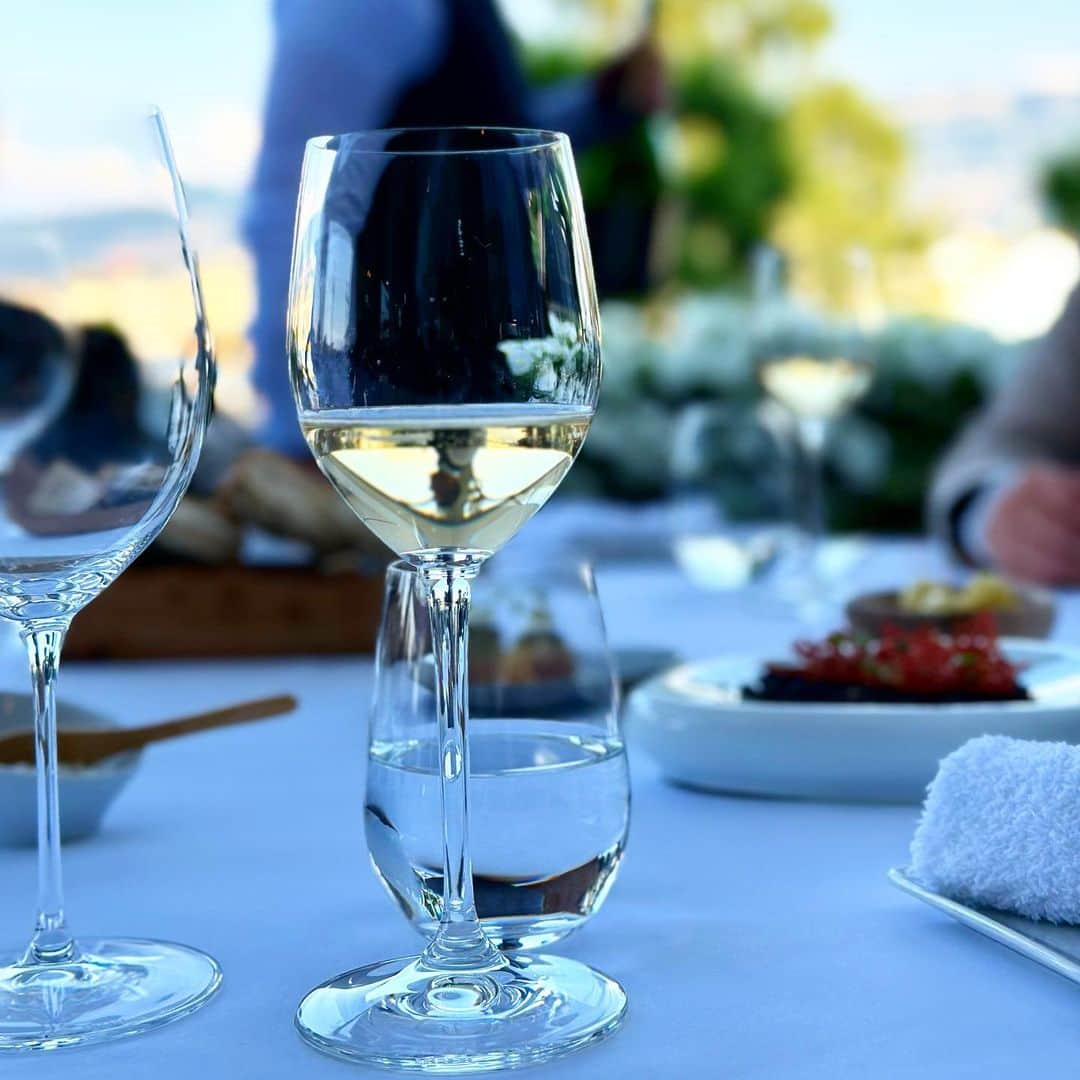 干場義雅さんのインスタグラム写真 - (干場義雅Instagram)「初夏の爽やかな風を感じながら、ジュネーブのレマン湖のほとりにある素晴らしい星付きレストランのテラスで、白ワインを飲みながらディナー。  そして夜19時なのに、まだこの明るさ。ヨーロッパの夏って本当に最高ですね。  まるで『007』や『ルパン三世』の1シーンに出てきそうな贅沢な時間。  ブレゲの皆様、この度は、最高のプレスツアーにご招待頂き本当にありがとうございました。この場をお借りしてお礼申し上げます。  @montresbreguet  #breguet  #ブレゲ #typexx  @yoshimasa_hoshiba  #yoshimasahoshiba  #干場義雅 @forzastylecom  #forzastyle  @minimalwardrobe_official」6月8日 14時39分 - yoshimasa_hoshiba
