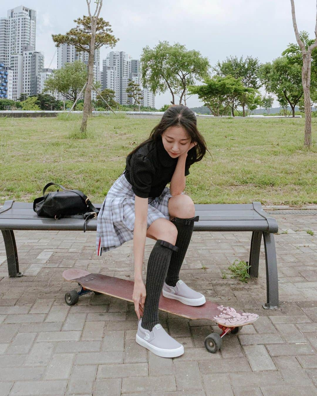 コ・ヒョジュさんのインスタグラム写真 - (コ・ヒョジュInstagram)「A day of longboarding and a picnic before it gets hotter. The combination of a tennis skirt, knee socks, and @Cariuma slip on canvas shoes adorable 🤍」6月8日 14時49分 - hyo_joo