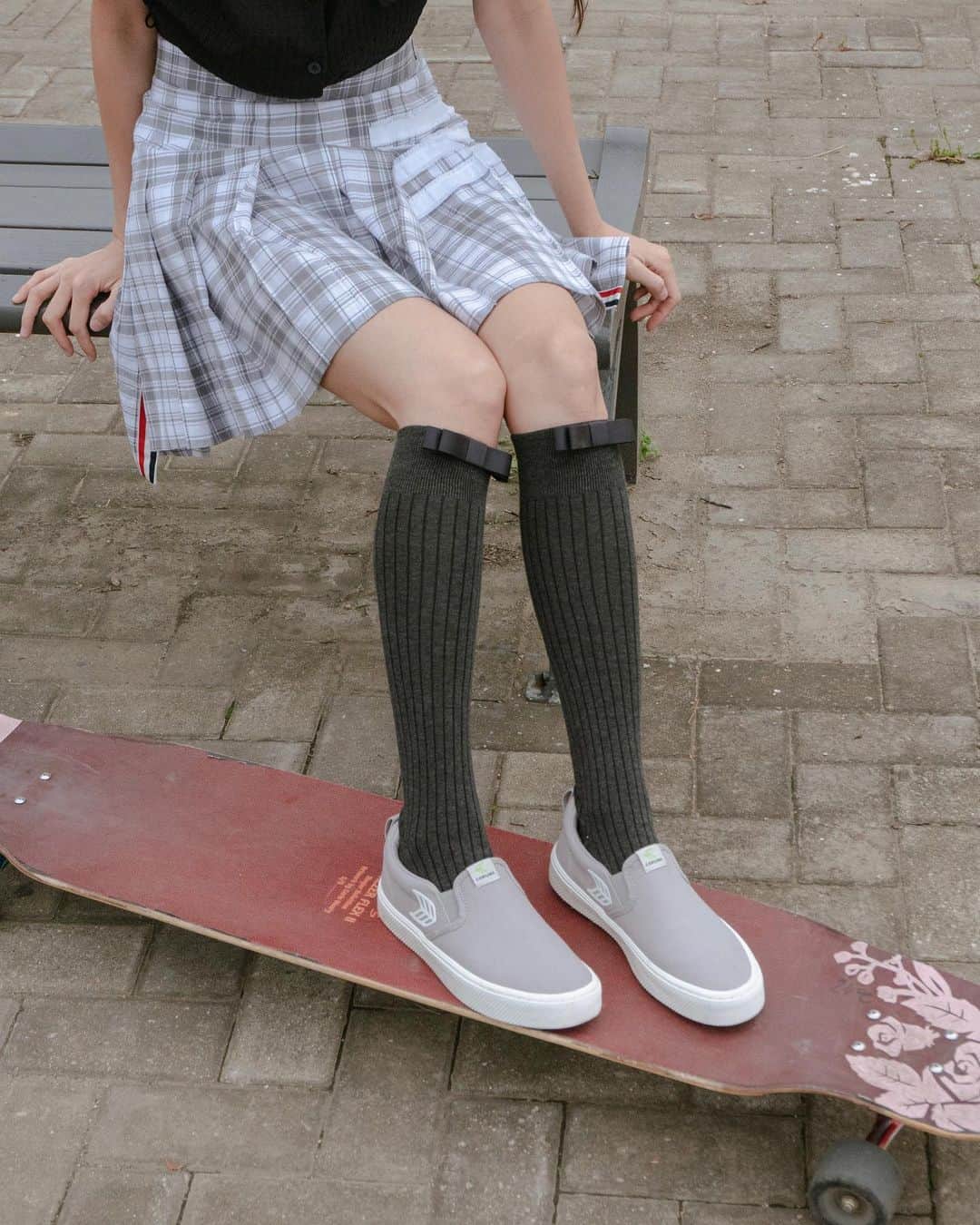 コ・ヒョジュさんのインスタグラム写真 - (コ・ヒョジュInstagram)「A day of longboarding and a picnic before it gets hotter. The combination of a tennis skirt, knee socks, and @Cariuma slip on canvas shoes adorable 🤍」6月8日 14時49分 - hyo_joo