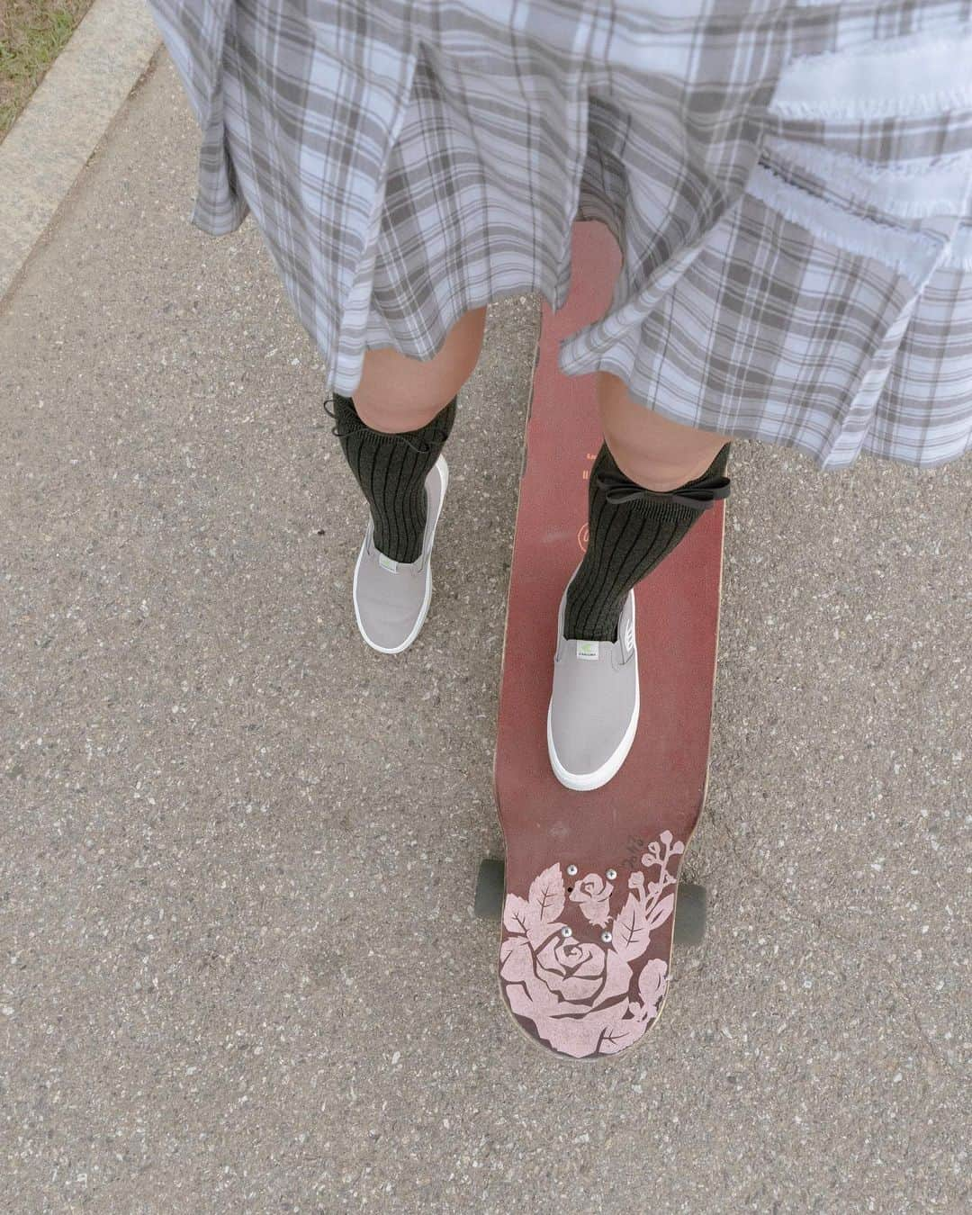 コ・ヒョジュさんのインスタグラム写真 - (コ・ヒョジュInstagram)「A day of longboarding and a picnic before it gets hotter. The combination of a tennis skirt, knee socks, and @Cariuma slip on canvas shoes adorable 🤍」6月8日 14時49分 - hyo_joo