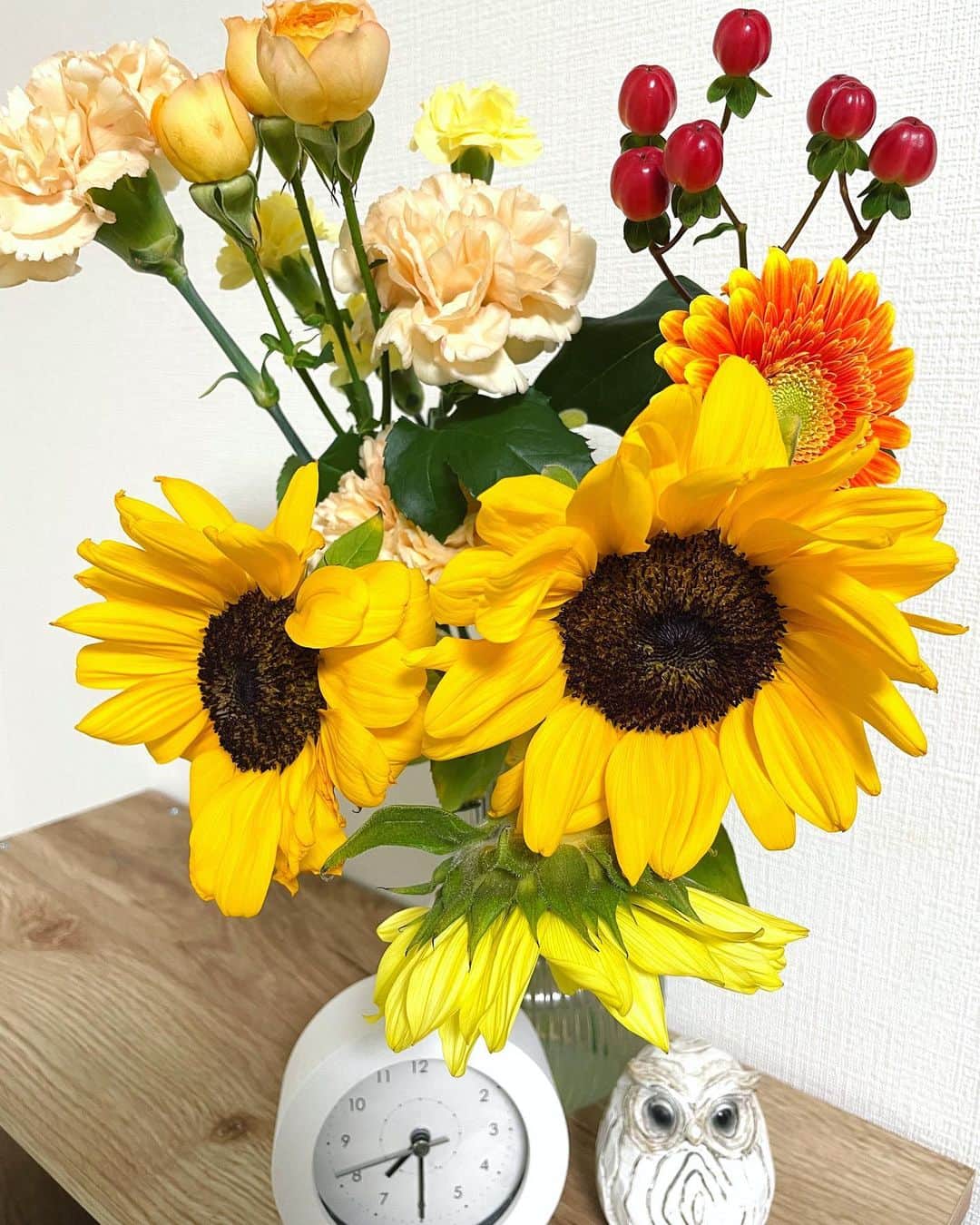 小川麻琴さんのインスタグラム写真 - (小川麻琴Instagram)「最近、お花のある生活が好き。  昨日、熊本にいる心友から元気が出るビタミンカラーの花束が届いたの💐  なので、早速お部屋に飾ってた向日葵に仲間入りさせたよ🥰  生け方のセンス問題はあるけど、、🤣 部屋が明るくなるし、何より自分の心が和むから良しとしましょう❤️  #花のある暮らし  #癒し #向日葵 #ビタミンカラー  #花束 #ありがとう」6月8日 14時43分 - 1029_makoto