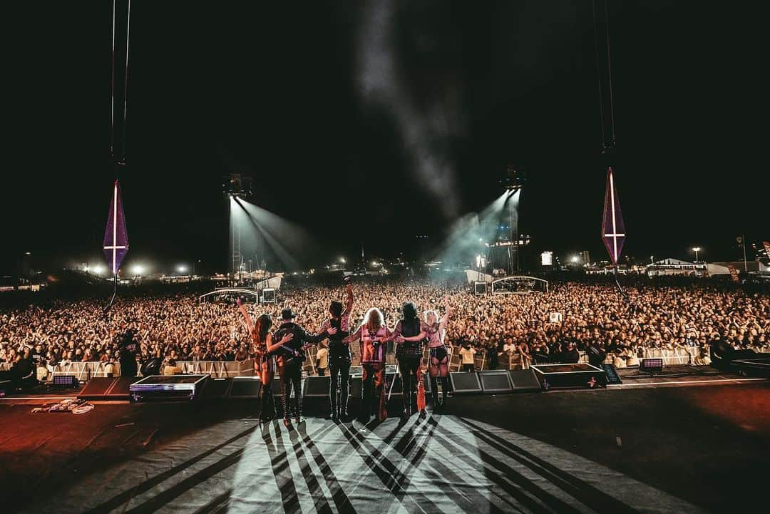 ニッキー・シックスさんのインスタグラム写真 - (ニッキー・シックスInstagram)「SWEDEN 🇸🇪 43,000 sold out 🔥 @swedenrockfestival 🔥 Thank You!   @thevinceneil @tommylee @nikkisixxpixx @john5official   #mötleycrüe #crüeheads #thefutureisours   📷 : @samshapiromedia」6月8日 14時48分 - nikkisixxpixx