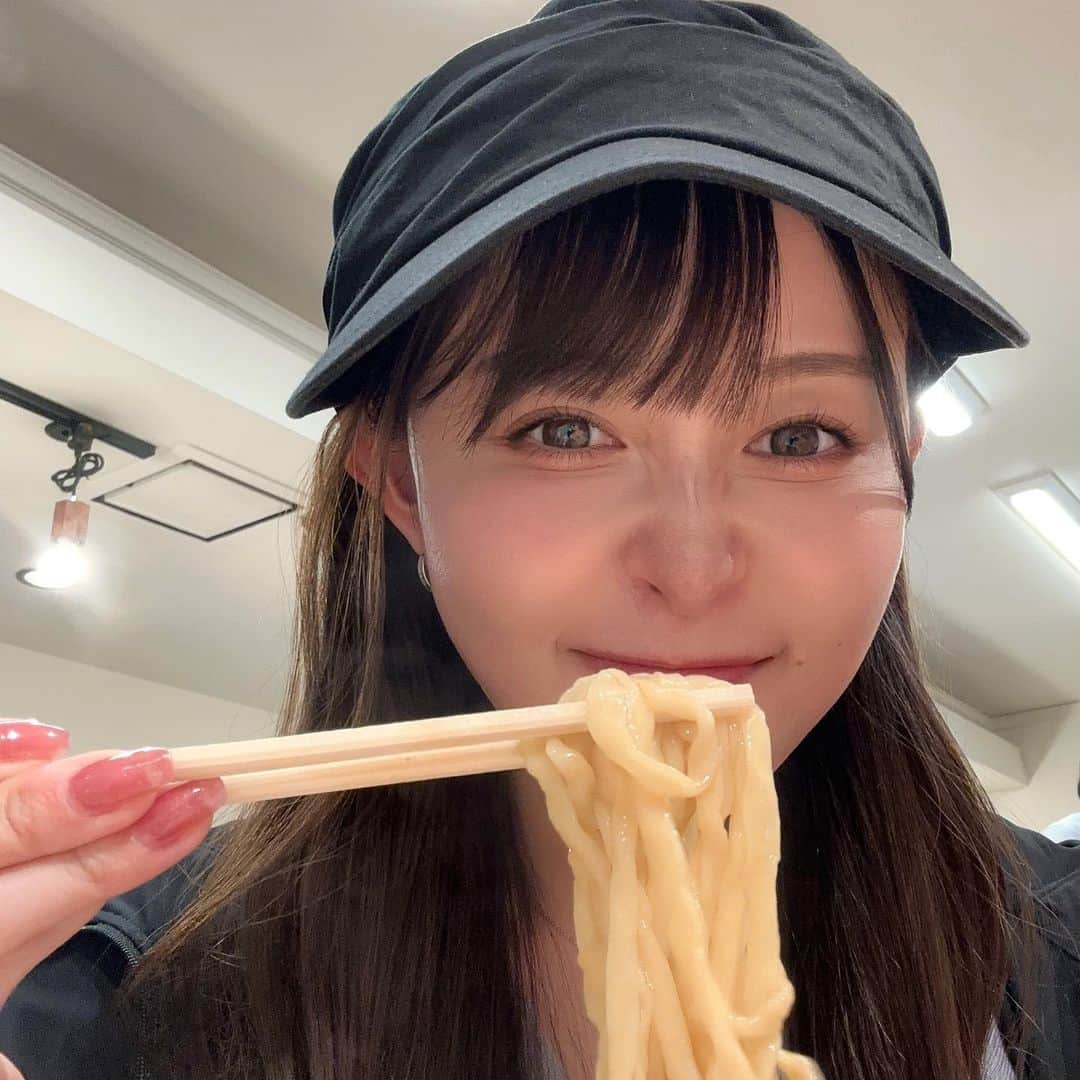 歩乃華（ほのらん）さんのインスタグラム写真 - (歩乃華（ほのらん）Instagram)「🍜 . みんなの地元のおすすめのラーメン教えて下さい！ てかこんな写真撮るのめずらし！わら 醤油ラーメン最高すぎた🩷  そして最近、 医療脱毛行ってきました🥹🖤 湘南は女性スタッフさん優しくて 施術メニュー豊富やから 何でもできて良き！ . 赤尾先生 @sbc_akao  いつもお世話になっております🙇 ありがとうございました😌 . 赤尾先生はSNSすごくて 二重の整形手術バズりまくってるので 皆さん是非観に行ってみて下さい⭐️  #美容 #美肌 #美意識 #湘南美容外科」6月8日 6時03分 - honoka7000