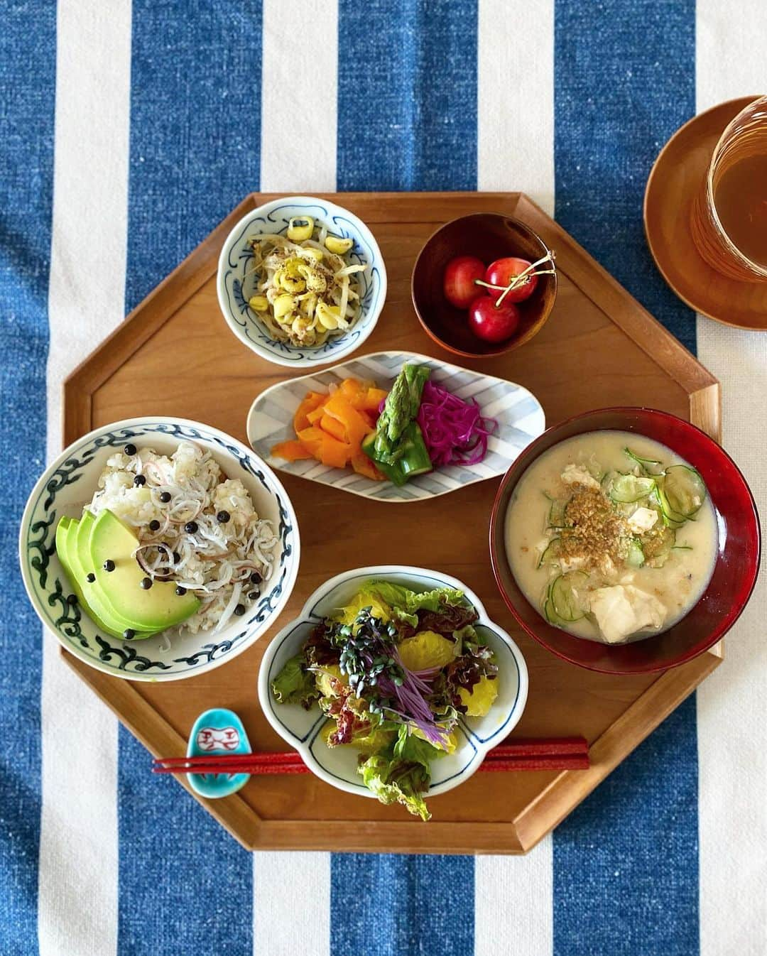 kokochiyoiのインスタグラム：「2023/06/07 木曜日のお昼ごはん😊🍚  ・茗荷としらすの混ぜごはんに生黒胡椒❣️ ・冷や汁豆乳割り  ・サニーレタスと甘夏のサラダ、 　スプラウトも  ・紫キャベツのマリネ ・極太アスパラガス ・キャロットラペ ・豆もやしのナムル  ・さくらんぼ🍒 ・グリーンルイボス×柿の葉×発芽ハトムギ 　ブレンド茶🍵  夏らしくなってきたので 夏らしいごはん！  茗荷としらすの混ぜごはんには この間の自由が丘のマルシェ @jiyugaoka_craft_base_market に 出店していた @dearforjapan で手に入れた 貴重な#生黒胡椒(塩漬け)も 混ぜこみました🍚  これが本当においしいー😭 プチっと弾ける食感、 胡椒の香りとほのかな刺激、 塩味がクセになって止まらない…🤤  前々から生黒こしょうを 食べてみたかったのですが 今回夢が叶って本当に幸せ…💗 ちなみにゆで卵にも合います！  他にも黒白胡椒はもちろん 赤胡椒(!!)なるものも 手に入れたので(👉3枚目📷) 使うのが楽しみ😋  冷や汁は豆乳で割って 冷製スープ風に。 毎年、一番初めの冷や汁を作ると 「とうとう夏が来たな〜☀️」と 感じてます😊(夏は苦手だけど💦)  生黒こしょうのおかげで いつもの食卓がワンランクUP🥢 ごちそうさまでした！  #生胡椒 #ほんとおいしい #お取り寄せグルメ #オーガニック」