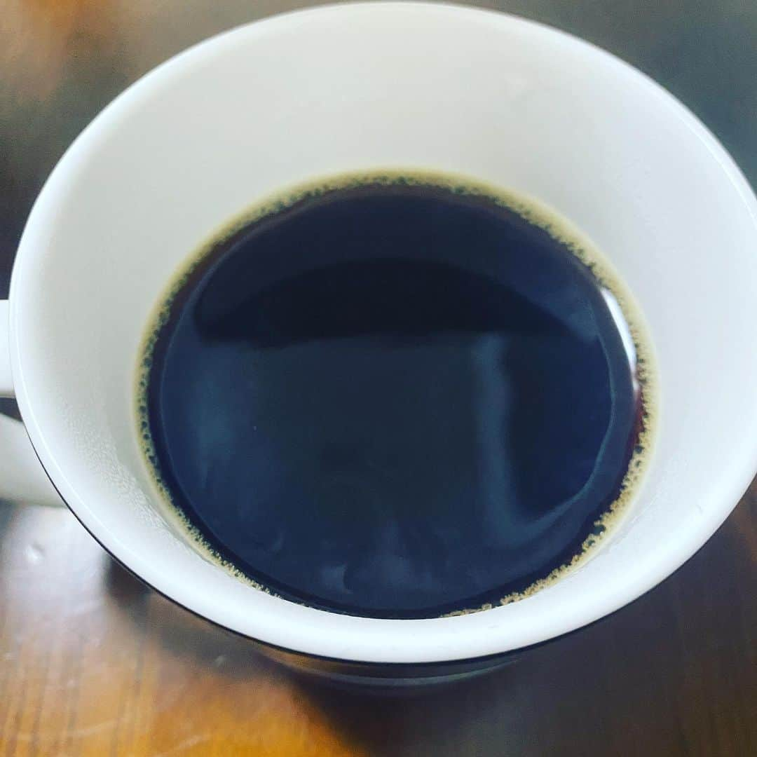 カバのインスタグラム：「コーヒーチャレンジ☕️  おはようございます！ 本日もコーヒーから！ (85日目)  昨日は久しぶりに焼肉食べまして、まぁそれはそれはめっちゃ食べたので、今日はその分しっかりジムりたいと思います！  うわ！！しくった！！！ ホルモン系食べるの忘れた！ シメの冷麺も食べてないから近々ホルモン食べ行こ！まだシマってないからね！そういうとこきっちりせんとね！  皆さん、今日も良い一日を！  #吉本新喜劇 #カバ #コーヒーチャレンジ #苦手なコーヒーをお茶の感覚で飲めるようになるまでの道のり #コーヒー #カフェ #カフェ巡り #喫茶店巡り #coffee #coffeechallenge #Cafe #MOUNT HAGEN #ARABICA CAFE #instant #カバッチグー #どーゆーそれー」