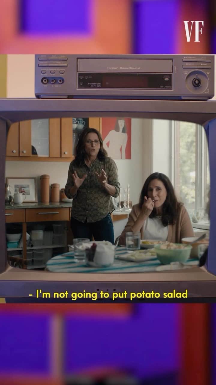 ジュリア・ルイス＝ドレイファスのインスタグラム：「Don’t forget the tinfoil.   ‘You Hurt My Feelings’ star Julia Louis-Dreyfus (@officialjld) sat down with VF to look back at iconic scenes from her career. Watch the full video at the link in bio.」