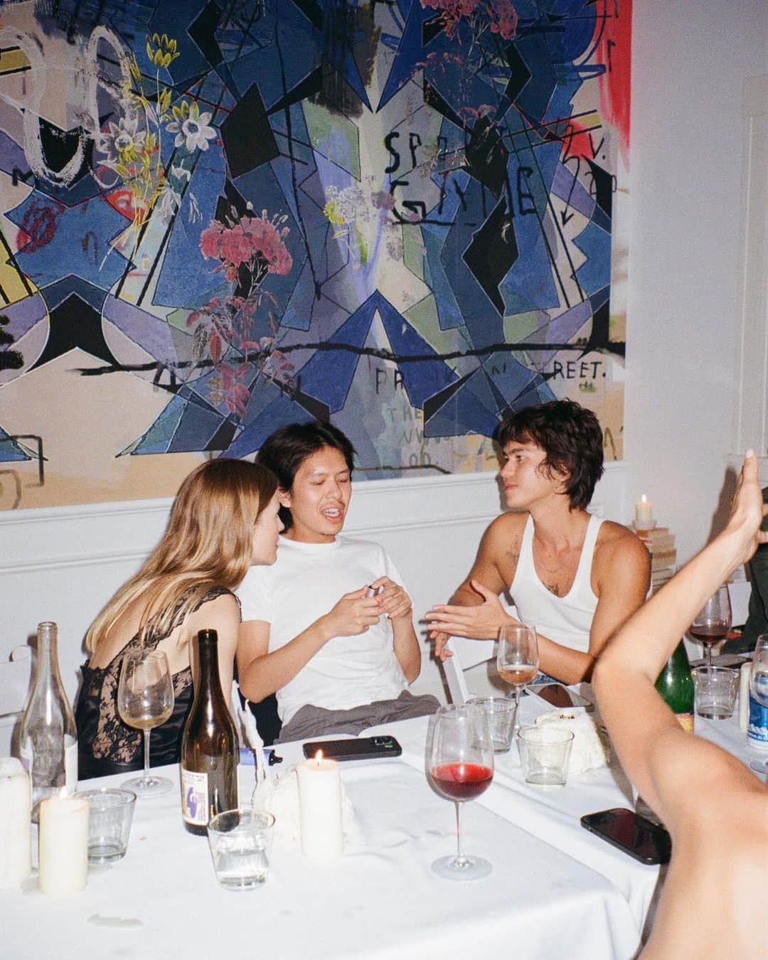 サラ・エレンのインスタグラム：「Thank you @arlo_communal for coming into my home and cooking for this beautiful bunch of humans. There’s nothing I love more than bringing people together, this was a special one 🍷」