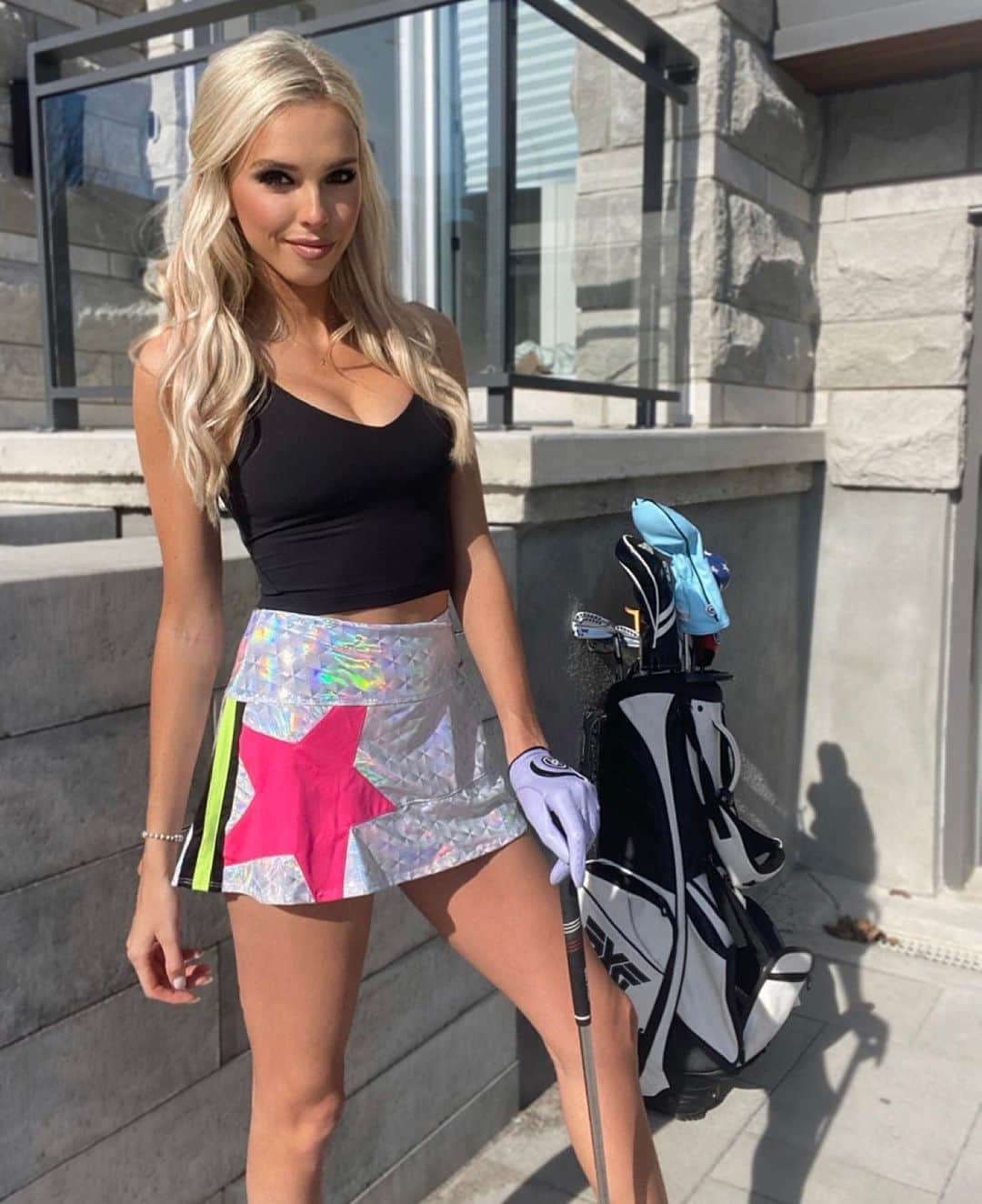 Elise Lobbのインスタグラム：「Soooo what are your thoughts on the PGA Tour / LIV Golf merge ?!? 😯🤔⛳️👇🏼👇🏼👇🏼  #golf #pgatour #livgolf」