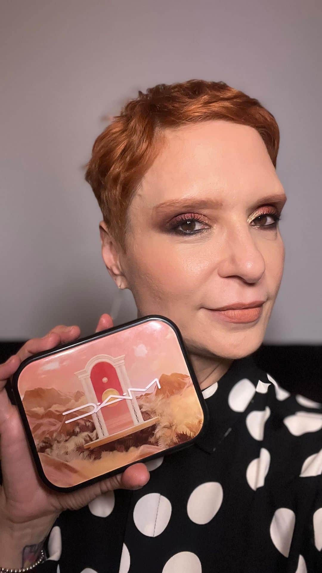 M·A·C Cosmetics BRのインスタグラム：「Make com as Paletas Connect in Colour com @gizeye  Use o cupom LIVEMAC - 15% off no site - exceto lançamentos, mini Mac, Viva Glam e remarcados - até as 23:59 de 08/06」