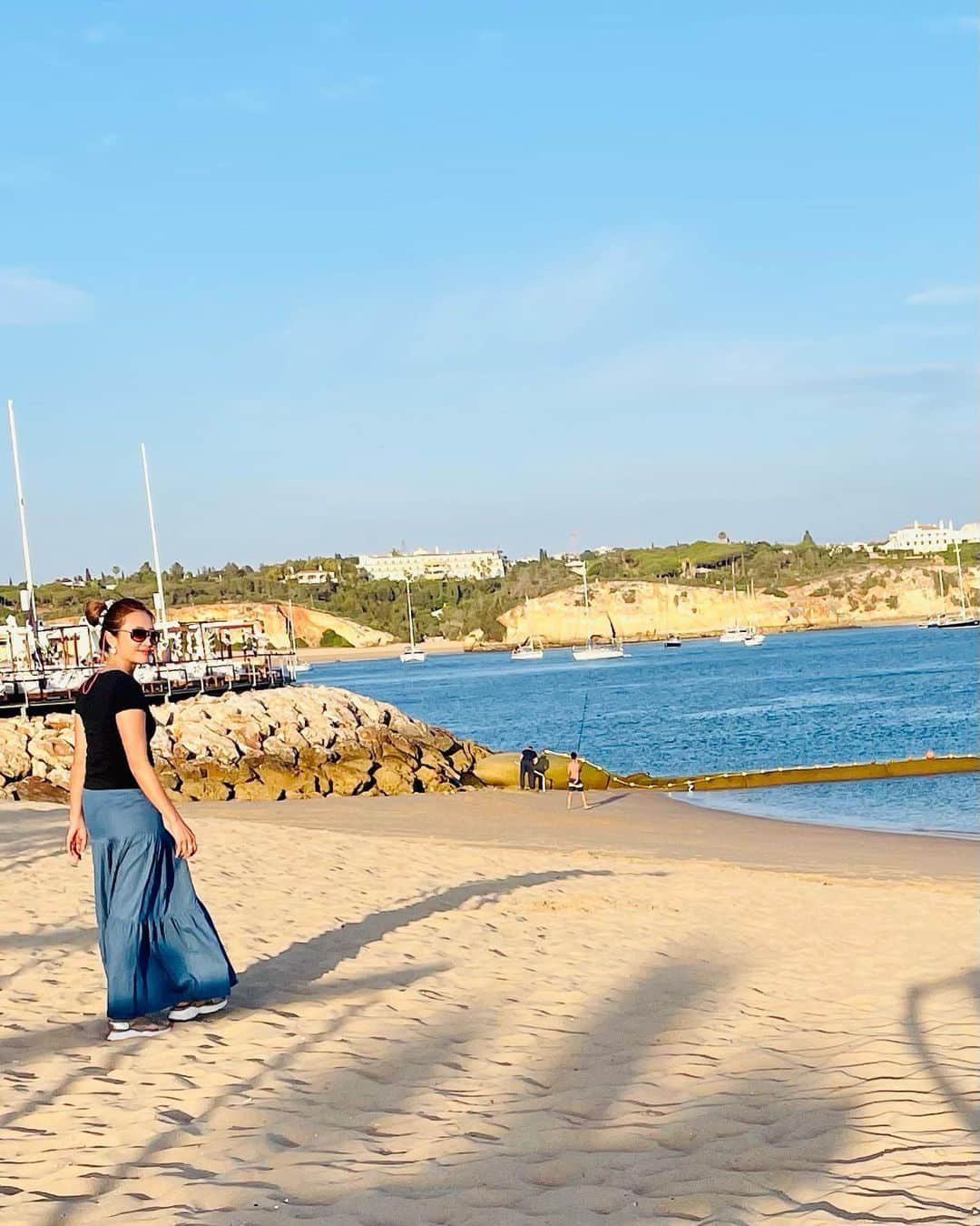 黒田愛美さんのインスタグラム写真 - (黒田愛美Instagram)「#praiadarocha #ローシャビーチ #portimao #ポルティマン #portugal  #アルガルヴェ #ポルトガル #ポルトガル旅行 #親子旅 #黒田愛美」6月8日 7時13分 - kurodaaimi