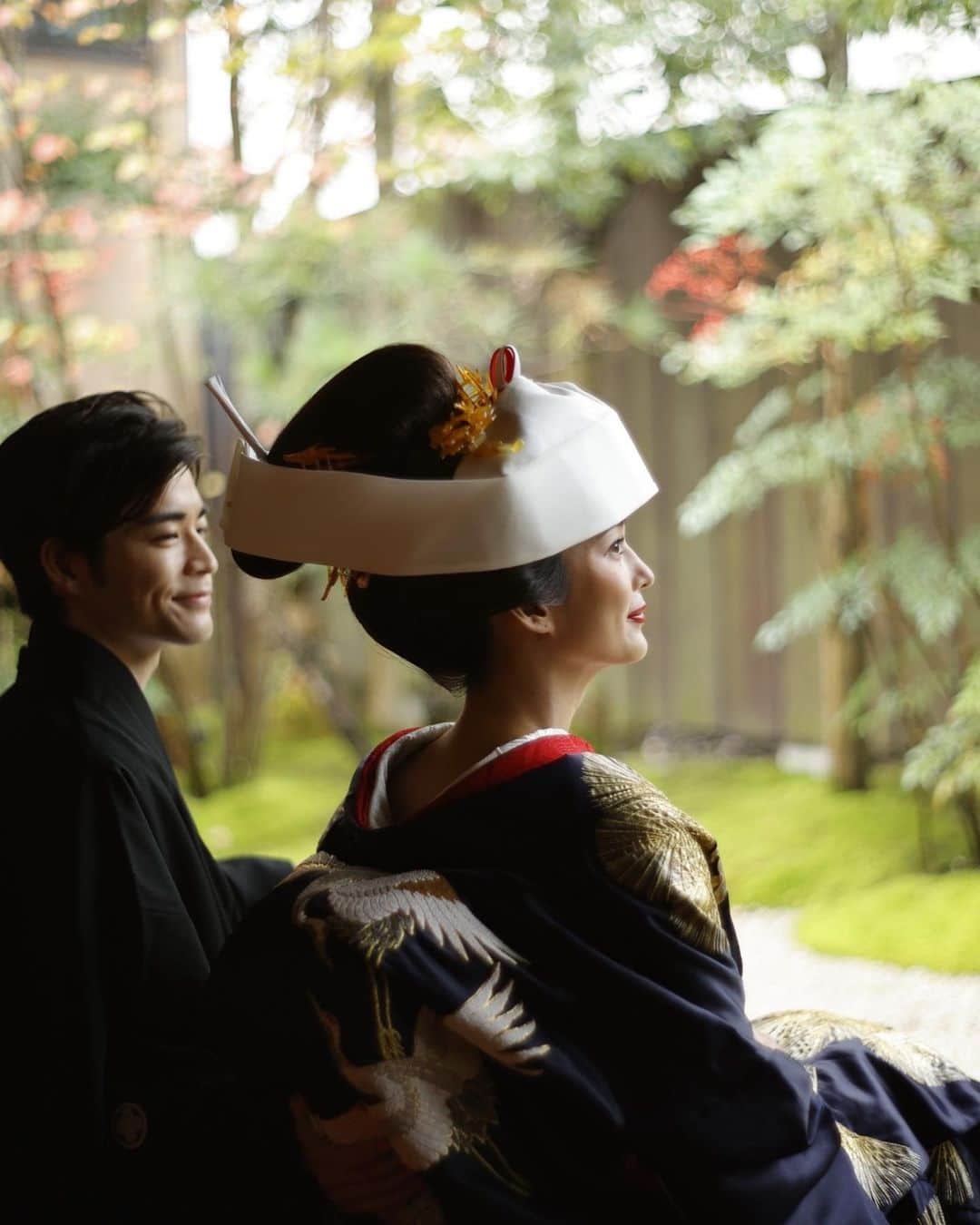 萬屋本店さんのインスタグラム写真 - (萬屋本店Instagram)「紺色よりも深い勝色に鮮やかな松と鶴の刺繍が鮮やかな色打掛に角隠し 枯山水の庭に伝統的なスタイルがよく映えます」6月8日 7時17分 - kamakura.yorozuya