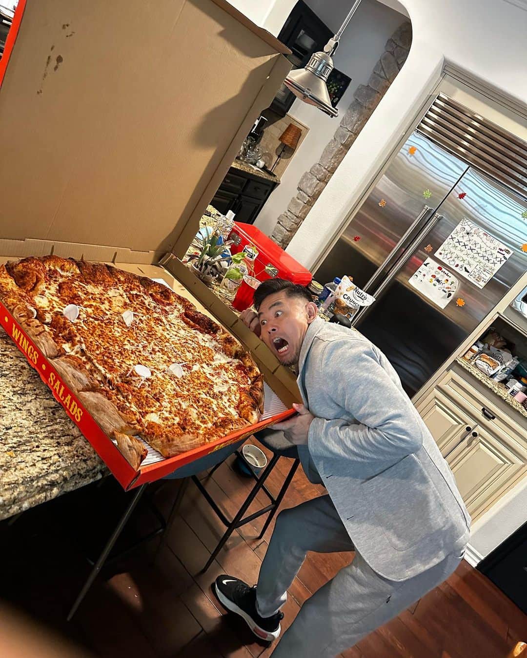 品川祐さんのインスタグラム写真 - (品川祐Instagram)「今日はミーティング。 ランチに届いたピザでかっ #ピザでかっ #切り方雑 #でも味は美味い #それがアメリカ」6月8日 7時17分 - shinashina0426