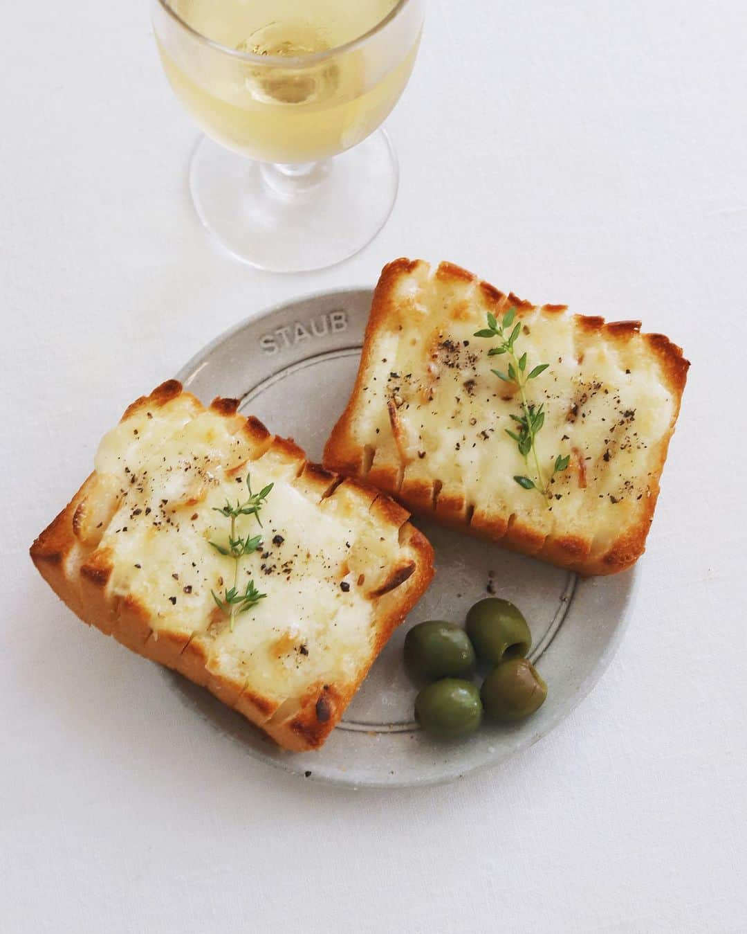 樋口正樹さんのインスタグラム写真 - (樋口正樹Instagram)「hasselback cheese toast 🧀 . 今週は歯の健康習慣ということで 昨日知ったんですけどチーズって 歯の健康を保つのにいいんだって！ 口内をアルカリ性にしてむし歯に なりにくい環境にしてくれたりと、 歯の再石灰化も促してくれるとか。 とくにハード系がお勧めですって。 朝から些細なプチ健康情報でした🐄 . 今月のタカキベーカリーレシピは ハッセルバック風チーズトースト。 ミニブレッドに切れ込みを入れて たっぷりのモッツァレラチーズを のせて焼いたおいしいおつまみ系😋 . 作り方はタカキベーカリー公式の ホームページの掲載してあります。 @takaki_bakery_official . . . #歯の健康習慣 #ハッセルバック #チーズトースト #モッツァレラチーズ #チーズ好き #おつまみトースト #阿蘇牛乳のミルクブレッド #タカキベーカリー #hasselback #cheesetoast  #takakibakery」6月8日 7時29分 - higuccini