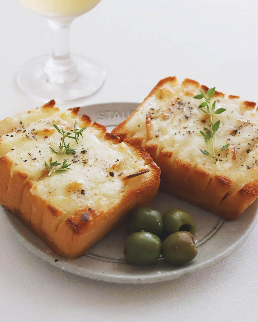 樋口正樹さんのインスタグラム写真 - (樋口正樹Instagram)「hasselback cheese toast 🧀 . 今週は歯の健康習慣ということで 昨日知ったんですけどチーズって 歯の健康を保つのにいいんだって！ 口内をアルカリ性にしてむし歯に なりにくい環境にしてくれたりと、 歯の再石灰化も促してくれるとか。 とくにハード系がお勧めですって。 朝から些細なプチ健康情報でした🐄 . 今月のタカキベーカリーレシピは ハッセルバック風チーズトースト。 ミニブレッドに切れ込みを入れて たっぷりのモッツァレラチーズを のせて焼いたおいしいおつまみ系😋 . 作り方はタカキベーカリー公式の ホームページの掲載してあります。 @takaki_bakery_official . . . #歯の健康習慣 #ハッセルバック #チーズトースト #モッツァレラチーズ #チーズ好き #おつまみトースト #阿蘇牛乳のミルクブレッド #タカキベーカリー #hasselback #cheesetoast  #takakibakery」6月8日 7時29分 - higuccini