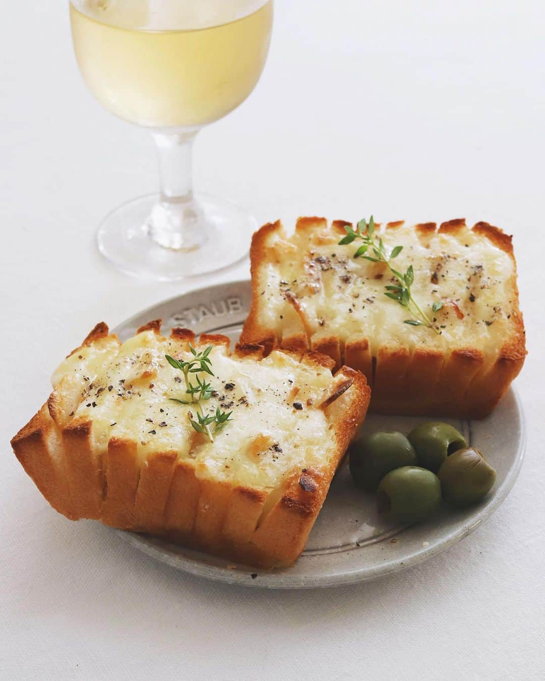 樋口正樹さんのインスタグラム写真 - (樋口正樹Instagram)「hasselback cheese toast 🧀 . 今週は歯の健康習慣ということで 昨日知ったんですけどチーズって 歯の健康を保つのにいいんだって！ 口内をアルカリ性にしてむし歯に なりにくい環境にしてくれたりと、 歯の再石灰化も促してくれるとか。 とくにハード系がお勧めですって。 朝から些細なプチ健康情報でした🐄 . 今月のタカキベーカリーレシピは ハッセルバック風チーズトースト。 ミニブレッドに切れ込みを入れて たっぷりのモッツァレラチーズを のせて焼いたおいしいおつまみ系😋 . 作り方はタカキベーカリー公式の ホームページの掲載してあります。 @takaki_bakery_official . . . #歯の健康習慣 #ハッセルバック #チーズトースト #モッツァレラチーズ #チーズ好き #おつまみトースト #阿蘇牛乳のミルクブレッド #タカキベーカリー #hasselback #cheesetoast  #takakibakery」6月8日 7時29分 - higuccini