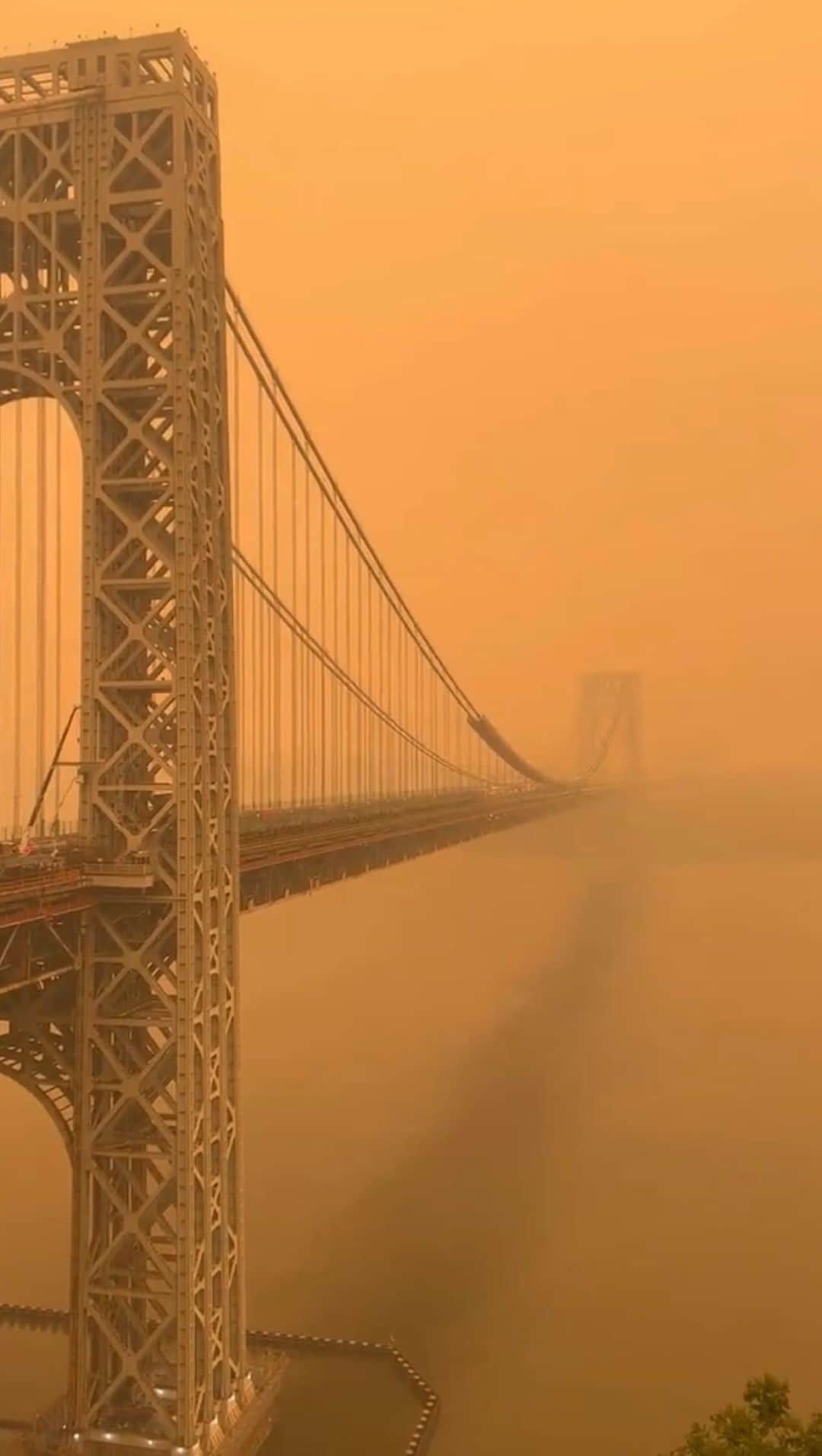 ヤネット・ガルシアのインスタグラム：「This looks apocalyptic!!!  New York City has some of the worst air quality in the world because of smoke that has drifted south from wildfires burning in Canada. Please stay safe and take care 🫶🏻🍎」