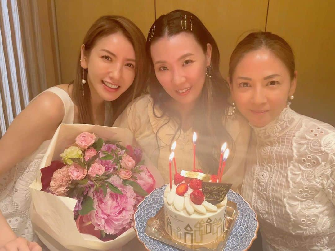 美香さんのインスタグラム写真 - (美香Instagram)「あいちゃんのお誕生日ランチ🎂💖 おめでとうあいちゃん！  去年の夏から美香本で頭がいっぱいで友人とあまり遊べなかったので、 今年の後半は女友達とたくさん会いたいなと思っています！　  はるちゃん💖 @no10key.no10bee  ありがとう！ はちみつ美味しすぎたよ🍯」6月8日 7時40分 - mikaofficial99