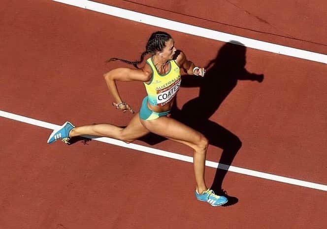 Maddie COATESのインスタグラム：「Happy Global Running Day! 🌏🏃🏽‍♀️ Running has shaped me into the person I am today, teaching me incredible lessons along the way. From pushing my limits to embracing discipline, perseverance, and self-belief, every step has been transformative. The rhythm of my feet pounding the track echoes the rhythm of my life, reminding me that progress comes with consistency. On this special day, let's celebrate the power of running, as it has not only strengthened my body but also nourished my mind and spirit. Lace up those shoes and let the road unveil the endless possibilities that lie ahead. Happy running!」