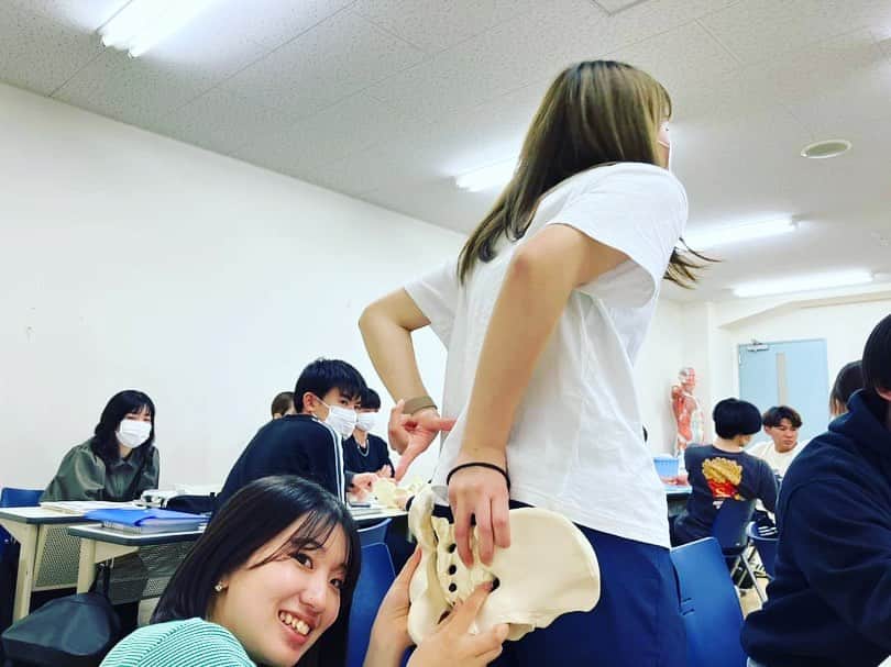 [公式]大阪ハイテクノロジー専門学校さんのインスタグラム写真 - ([公式]大阪ハイテクノロジー専門学校Instagram)「✨骨盤✨  骨学の講義も順調に進んで、今日は骨盤の骨を覚えています。 学生いわく、ハートらしいです♡♡♡ 骨模型を触りながらなので覚えやすい！ しっかりと覚えていきましょうね👍  osaka-hightech.ac.jp/course/jt-spor…  #大阪ハイテク #柔道整復スポーツ学科 #骨 #骨盤 #ハート型 #専門学校 #新大阪駅 #徒歩5分」6月8日 7時46分 - osakahightech
