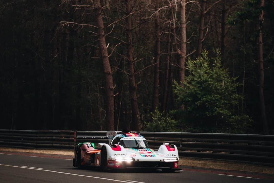 アンドレ・ロッテラーさんのインスタグラム写真 - (アンドレ・ロッテラーInstagram)「FP2 is done. Got our first night laps in and the Le Mans endurance ambiance is finally there!  It was a good session with further improvements on the car and we ended it style with P1.  Let’s focus on tomorrow’s last day of testing before the big race.   #hypercar#lmdh#porsche#963#mega963#lemans#24hlemans#24hlemansvirtual#instagram#insta#post#viral#trending#photography#cars#car#race#racecar#racing」6月8日 7時58分 - andre_lotterer