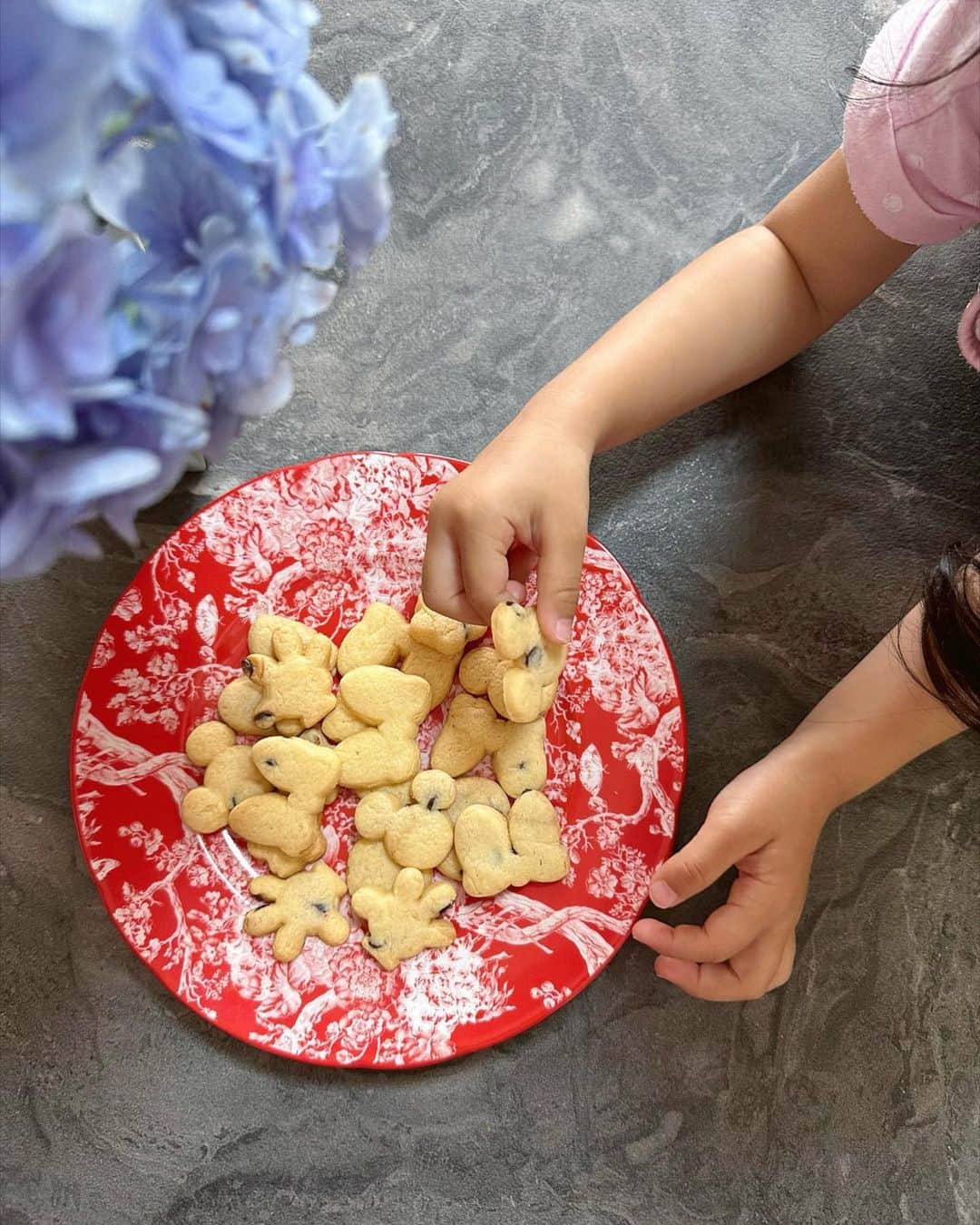 稲川千里のインスタグラム：「Cookie🍪❤️ #クッキー作り #娘とお菓子作り #cooking」
