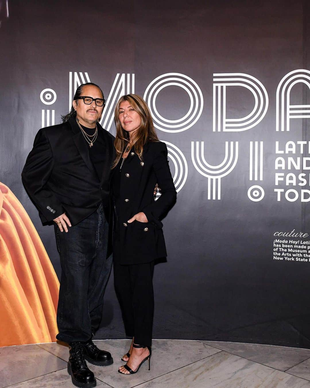 ニーナ・ガルシアのインスタグラム：「Last night we celebrated the Moda Hoy exhibition at @museumatfit. This exhibit is an opportunity, perhaps an overdue opportunity, to put a spotlight on the incredible Latinos who have always been an important part of fashion. Thank you @tanya.melendez.fashion and @m.marra.alvarez for putting this together, and it will be on display until November 12. The exhibit shows that despite stereotypes, there is no one Latin style. Latin American fashion can be elegant and glamorous, but also intelligent and brave. It can tap into indigenous heritage and craftsmanship, speak to modern politics and gender, and find inspiration in high art or pop culture. To see the work on display last night was to witness the rich diversity of Latin America, with its many different cultures, languages, races, and ethnicities. We may not be a monolith, but that does not mean we cannot come together as one community.」