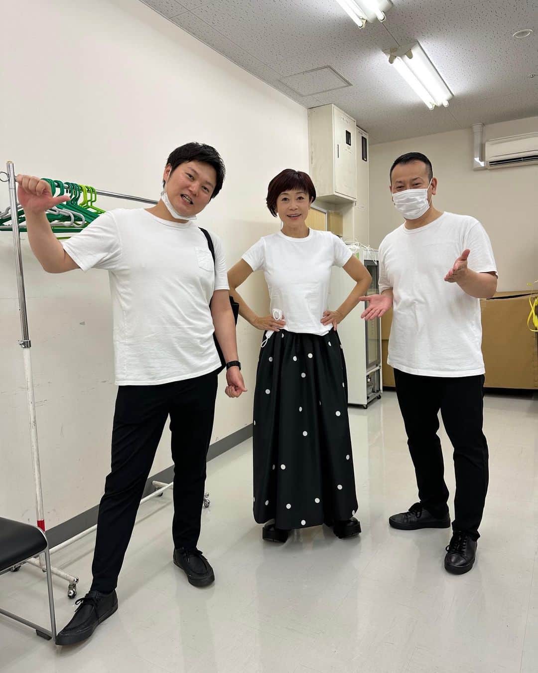 神野美伽さんのインスタグラム写真 - (神野美伽Instagram)「6月8日  一枚 写真をUPし忘れました！（笑）  昨日 キングレコードのスタッフも皆 恐らく　ヒヤヒヤしながら 久しぶりのインストアキャンペーンに臨んでくれていたと思います（笑）  キングに移籍して早25年目になりますが いつも皆に 申し訳ないくらい気を使ってもらってます ありがとう  昨日スタッフのうち 灰埼くんと坂くんと私の３ショット！  洋服のセンスが 申し合わせたように同じだったので 可笑しくて撮ったみました  #キングレコード  #洋服　#同じ　#白黒」6月8日 8時07分 - mika_shinno_japan