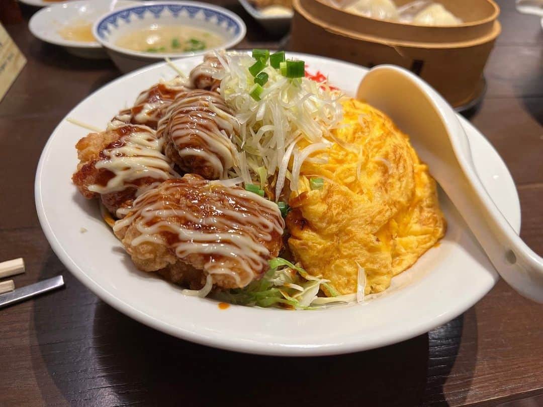 のインスタグラム：「俺流餃子楼飯店さん🥟② ・超旨辛丼 ・海老チリ天津飯 ・悪魔的旨さニンニクチャーハン ・海老チリ玉子炒め ・チャーシューエッグ ・油淋鶏 ・チーズ餃子 頼み始めたら止まらへん😂めちゃくちゃ頑張って制御した😂ランチがとにかくお得やから本当におすすめ！！注文の前にランチの表見逃したの一番悔やまれる🥲あとから知った！！悲 #俺流餃子楼飯店 #俺流餃子楼飯店神宫前店 #原宿 #原宿グルメ #町中華 #俺流 #エビチリ #海老チリ #油淋鶏 #餃子 #チーズ餃子 #炒飯 #チャーハン #チャーシューエッグ #먹방 #대식가 #먹팔 #먹팔해요 #먹스타그램 #大食い #双子 #はらぺこツインズ  #大胃王 #モッパン #ความตะกละ #Ham ăn #gula #大食い女子」