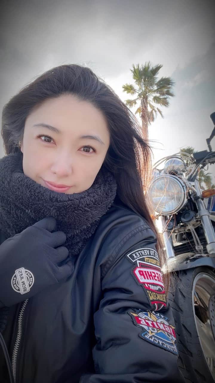 金田彩奈のインスタグラム：「🏍  初めて買ったバイクはCB400🏍💙  沖縄まで行ったなー… 懐かしい🤭💓  #バイク #バイク女子 #バイク乗り #バイクのある生活 #バイクのある風景 #バイク好き #バイク好きな人と繋がりたい #バイク乗りと繋がりたい #バイク旅 #バイクツーリング #バイクライフ #バイクが好きだ #カブ #スーパーカブ #cub #supercub #cb400 #gsxs1000gt #bike #bikelife #biker #bikegirl #motercycle #bikeweek #bikewear」