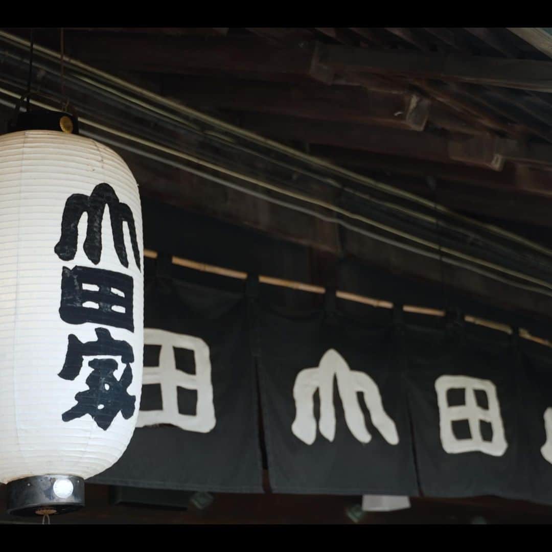 フジテレビ「空旅をあなたへ」さんのインスタグラム写真 - (フジテレビ「空旅をあなたへ」Instagram)「今週木曜日22:54〜　の「空旅をあなたへ」は、 俳優・アーティスト、 岡田浩暉が巡る香川県、高松✈️  瀬戸内の自然に抱かれる、香川県高松市⛱️  温暖な気候で育つ、小麦やいりこが、 “うどん文化”を発展させてきました🍲😊  今回は、讃岐うどんの老舗「うどん本陣 山田家」へ🚶  およそ８００坪の敷地に佇む有形文化財のお屋敷で、 庭園を眺めながら美食が楽しめます🪴✨  アツアツの麺に、 旨味の強い瀬戸内のいりこが入った つけだしをかけていただく 名物の「釜ぶっかけうどん」😉💓  うどん大好き岡田さんも大満足😍‼️  旅と音楽のマリアージュ。 自然と笑顔がこぼれる高松の空旅です。  是非ご覧下さい！（関東ローカル）  #岡田浩暉 さん #tobecontinued #香川県 #高松市 #うどん本陣山田家  #空旅をあなたへ #soratabi #撮影 #撮影オフショット」6月8日 8時16分 - soratabi_fuji