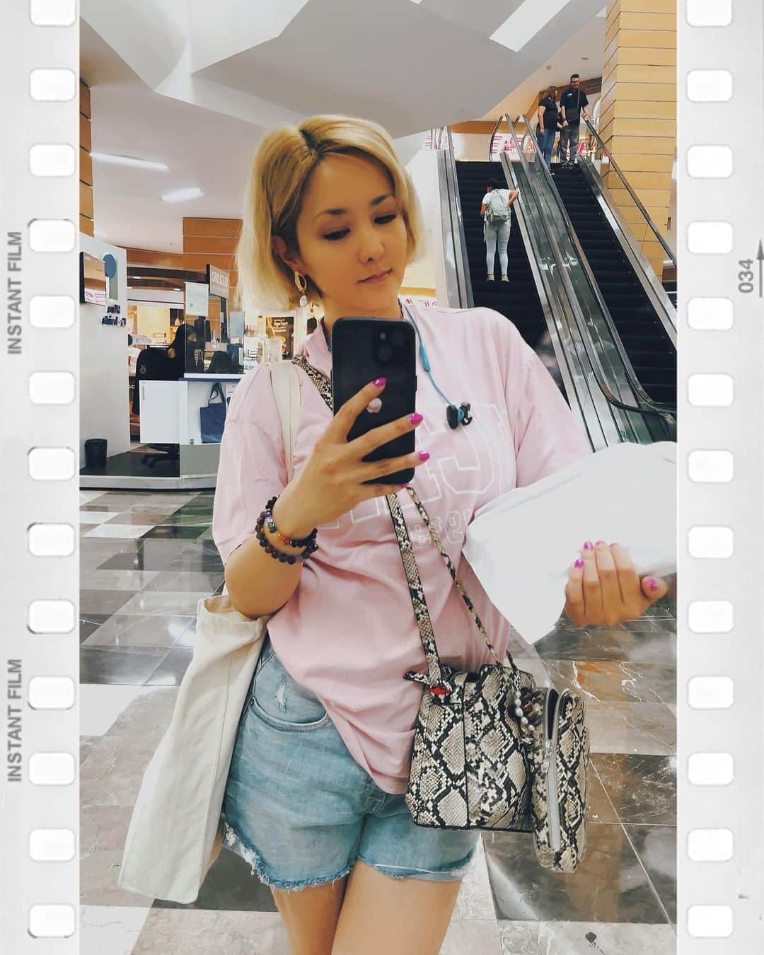 希良梨のインスタグラム：「Fui a mi clase de español 📖  午後はスペイン語のクラスに行って来ました。5ヶ国語を完璧に話せる先生は🇷🇺🇲🇽 私の良き理解者だ。💜  ・ ・ ・ ・  #mexico #méxico #mexicocity #japon #japones #estudiar #español #study #lifestyle #japanese #tokyo #japan」