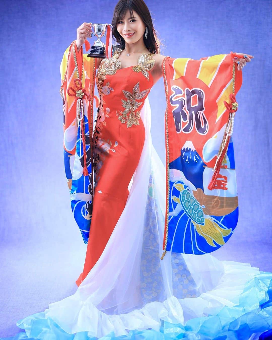 舘林佳史さんのインスタグラム写真 - (舘林佳史Instagram)「先日東京のスタジオで行われたレジェンドユニバーサルジャパンの撮影会👸✨  皆さんお疲れ様でした♪ 世界大会で着た奥山恵子さん圧巻の大漁旗和ドレス😍  @keiko_legenduniversal  @miss.mrs.legenduniversaljapan  ༚┈❁┈༚༝༝༚┈❁┈༚༝༝༚┈❁┈༚༝༝༚┈❁┈ ༚༝༝༚┈❁┈    誰でも物語の主人公になれるをキャッチコピーに ドラマや映画の物語のワンシーンの様なDramaticStoryPhotと言う名前で活動作品作りをしています。  大好評のドラマティックフォトのご依頼はこのクオリティーで30000円〜(ほぼ諸経費)で受け賜わっています)^o^(   素敵な作品を一緒に作りたい！コラボレーションしたい 美容師・メイクアップアーティストさん ・服飾デザイナーさんクリエイターさんも随時募集中です✨  お姫様になりたい👸物語の主人公になってみませんか^ ^⁉︎  たった一枚の写真で人生が変わる‼️  ドラマティックフォト撮影に興味がある方撮影依頼 お待ちしてます☺️💓  モデル宣材撮影 コンポジ Book作り プロフィール撮影 ブライダルフォト記念撮影 衣装レンタル 成人式 着物ドレスロケーションフォト スチール サロンモデル撮影 写真集等撮影のご依頼何でもお気軽にお問い合わせDM下さい✨📩   ༚┈❁┈༚༝༝༚┈❁┈༚༝༝༚┈❁┈༚༝༝༚┈❁┈ ༚༝༝༚┈❁┈  #legenduniversaljapan  #レジェンドユニバーサルジャパン #ドレス撮影 #スタジオ撮影 #プロフィール写真 #ミスコン#ミセスコンテスト#世界大会#グランプリ#写真集#ドラマティックフォト#インスタ映え#作品作り #撮影依頼#シューティング#撮影依頼募集中 #ストロビスト#ポートレート#ポートレートモデル#モデル募集#被写体#カメラマン#フォトグラファー#photographer #モデル #モデル募集 #撮影依頼受付中」6月8日 8時24分 - tatephotox