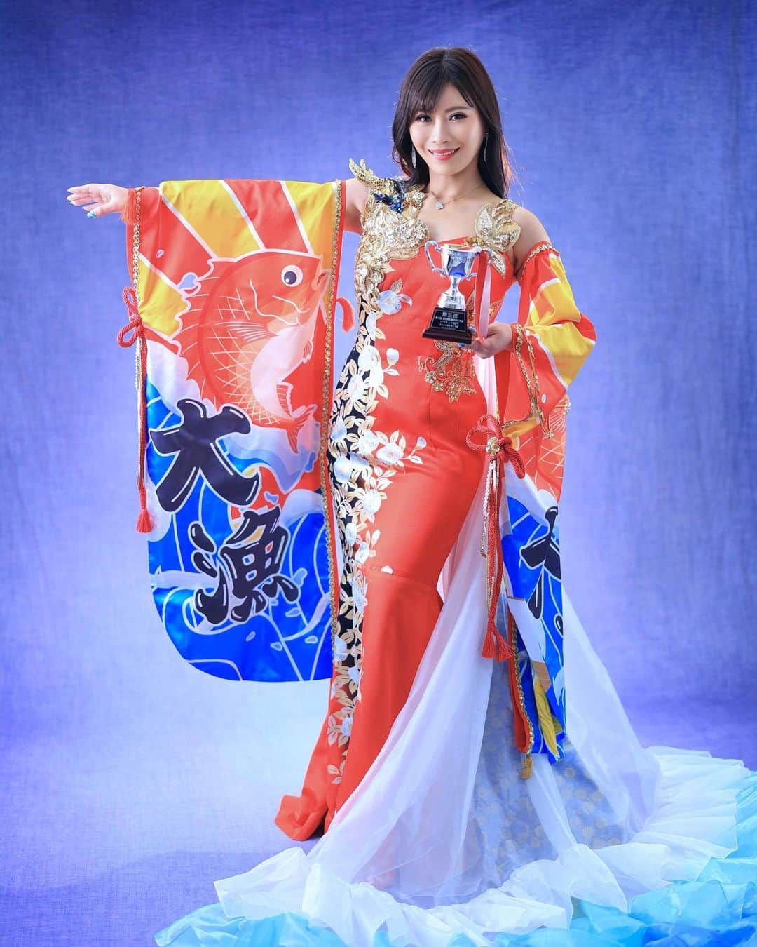 舘林佳史のインスタグラム：「先日東京のスタジオで行われたレジェンドユニバーサルジャパンの撮影会👸✨  皆さんお疲れ様でした♪ 世界大会で着た奥山恵子さん圧巻の大漁旗和ドレス😍  @keiko_legenduniversal  @miss.mrs.legenduniversaljapan  ༚┈❁┈༚༝༝༚┈❁┈༚༝༝༚┈❁┈༚༝༝༚┈❁┈ ༚༝༝༚┈❁┈    誰でも物語の主人公になれるをキャッチコピーに ドラマや映画の物語のワンシーンの様なDramaticStoryPhotと言う名前で活動作品作りをしています。  大好評のドラマティックフォトのご依頼はこのクオリティーで30000円〜(ほぼ諸経費)で受け賜わっています)^o^(   素敵な作品を一緒に作りたい！コラボレーションしたい 美容師・メイクアップアーティストさん ・服飾デザイナーさんクリエイターさんも随時募集中です✨  お姫様になりたい👸物語の主人公になってみませんか^ ^⁉︎  たった一枚の写真で人生が変わる‼️  ドラマティックフォト撮影に興味がある方撮影依頼 お待ちしてます☺️💓  モデル宣材撮影 コンポジ Book作り プロフィール撮影 ブライダルフォト記念撮影 衣装レンタル 成人式 着物ドレスロケーションフォト スチール サロンモデル撮影 写真集等撮影のご依頼何でもお気軽にお問い合わせDM下さい✨📩   ༚┈❁┈༚༝༝༚┈❁┈༚༝༝༚┈❁┈༚༝༝༚┈❁┈ ༚༝༝༚┈❁┈  #legenduniversaljapan  #レジェンドユニバーサルジャパン #ドレス撮影 #スタジオ撮影 #プロフィール写真 #ミスコン#ミセスコンテスト#世界大会#グランプリ#写真集#ドラマティックフォト#インスタ映え#作品作り #撮影依頼#シューティング#撮影依頼募集中 #ストロビスト#ポートレート#ポートレートモデル#モデル募集#被写体#カメラマン#フォトグラファー#photographer #モデル #モデル募集 #撮影依頼受付中」