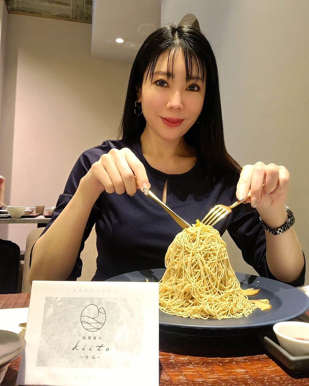 今堀恵理のインスタグラム：「熱海の生糸 @wagurikashi.kiito.atami   熊本県産の利平栗のみを使ったモンブラン💕 香りがすごい😆⤴️いくらでも食べれる美味しさ  モンブランの中身は下から メレンゲ スポンジ 国産和栗のクリーム 生クリーム  メレンゲがサクサク😍 美味しい  新商品のクッキー『無垢』も栗の味のするホロホロしたクッキーです😌💓日持ちもするしお土産にぴったり  #熱海温泉 #和栗菓子生糸 #和栗モンブラン #熱海スイーツ #マロン #atami」