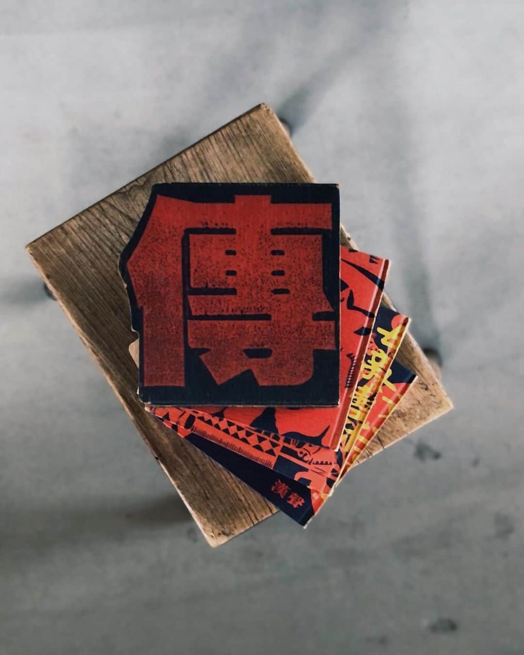 nostos booksのインスタグラム：「本日は『漢聲雑誌 81〜83号』、『アイヌ絵集成』、松岡正剛『情報の歴史』、マティスの礼拝堂建築写真集、『空想の建築』展図録など41冊を入荷しました。  オンラインストアへは商品タグをタップ◯ 　 入荷本からおすすめ10選  ----------  1冊目 『漢聲雑誌 81〜83号 黄土高原母親的芸術』 毎号テーマを変え、中国の文化を深く、かつグラフィカルに紹介する雑誌「漢聲（ハンシェン）」81、82、83号3冊揃。本号では陜西省黄土高原の人びとに伝わる伝統的な切り絵「剪紙」を特集。81号は論述篇、82号と83号は藝術篇として動植物や人物を題材とした剪紙を多数掲載。  ----------  2冊目 『Knoll Textiles, 1945-2010』 アメリカのインテリアデザインカンパニー「Knoll（ノル）」社のテキスタイルデザイン集。1945年から2010年までに展開された、テキスタイルサンプル、図面、家具、広告などを掲載。ノル社の、色と質感を重要視するモダンな感性を包括した資料集。   ----------  3冊目 『情報の歴史 象形文字から人工知能まで』 松岡正剛が監修、編集工学研究所が構成を務めた情報文化史書。紀元前6000年頃の象形文字創成から、1980年代の人工知能開発まで、空間や時間の歴史、認識と表現の歴史、戦争と生活の歴史等あらゆる情報を時系列に配列していくことにより関係の発見を試みる画期的な世界同時年表。装丁は戸田ツトム。  ----------  4冊目 『日本の博物館 第2巻 民芸の美 伝統工芸博物館』 伝統工芸博物館にある日本の民芸・工芸品を集めた写真資料集。日本の博物館シリーズ全13巻のうちの第2巻。　染物や焼物、漆器など、職人たちの手によって作られた様々な日本の伝統工芸品を詳しい解説とともに収録。   ----------  5冊目 『Matisse: The Chapel at Vence』 南仏ニース近郊のヴァンスにある「ロザリオの礼拝堂」のビジュアル資料集。4年の歳月を費やし、アンリ・マティスが手がけた美しい礼拝堂の内観・外観をくまなく記録したもの。地中海を思わせる鮮やかな色調のステンドグラスや迫力のある壁画、法衣や祭壇のデザインなど、礼拝堂のすべての要素にマティスの手が加えられている。  ----------  6冊目 『空想の建築 ピラネージから野又穫へ』 2013年に開催された「空想の建築 ピラネージから野又穣へ」展の公式カタログ。ローマの景観を描いたことで知られる版画家／建築家のジョヴァンニ・バッティスタ・ピラネージから架空の巨大建築を描く画家／野又穣まで、絵画を中心とした、古代と未来を繋ぐイマジネーションの建築を比較・検証する。  ----------  7冊目 『Botanical Buildings』 世界中のグリーン・アーキテクチャーを紹介する写真資料集。植物を建築にどのように組み込んでいるかを探求し、大小の住宅、集合住宅、オフィスなど、インテリアデザインと建築の両面から紹介する。  ----------  8冊目 『Nature’s Palette』 ドイツの地質学者アブラハム・ヴェルナーが考案した色彩カタログ『Werner’s Nomenclature of Colours』をもとにしたビジュアルブック。色見本と、動物・植物・鉱物などの自然界の図版を組み合わせた美しく包括的な色彩参照システムとなっている。800点以上の図版を収録。  ----------  9冊目 『花空庭園』 荒俣宏による古今東西の植物図版、ボタニカル・アートを集めた博物図譜。澁澤龍彦「フローラ逍遥」に触発され、図版への愛と博識をもって捧げられた一冊。200点ものカラー図版を収録。   ----------  10冊目 『江戸吉原図聚』 最盛期には3,000人の遊女を抱えていた江戸の遊郭、吉原のすべてをまとめた一冊。幕末までの95年間の吉原を題材とし、吉原の概説から楼内、妓楼など絵とテキストによる解説を収録。250枚以上の絵は当時の版画や洒落本などの挿絵から復元、当時を知る貴重な資料としても。  ----------------------  店舗情報はこちら @nostosbooks  ----------------------  オンラインストアは毎日19時更新○  ----------------------  #漢聲 #漢聲雜誌 #nostosbooks #ノストスブックス #祖師ヶ谷大蔵 #砧」